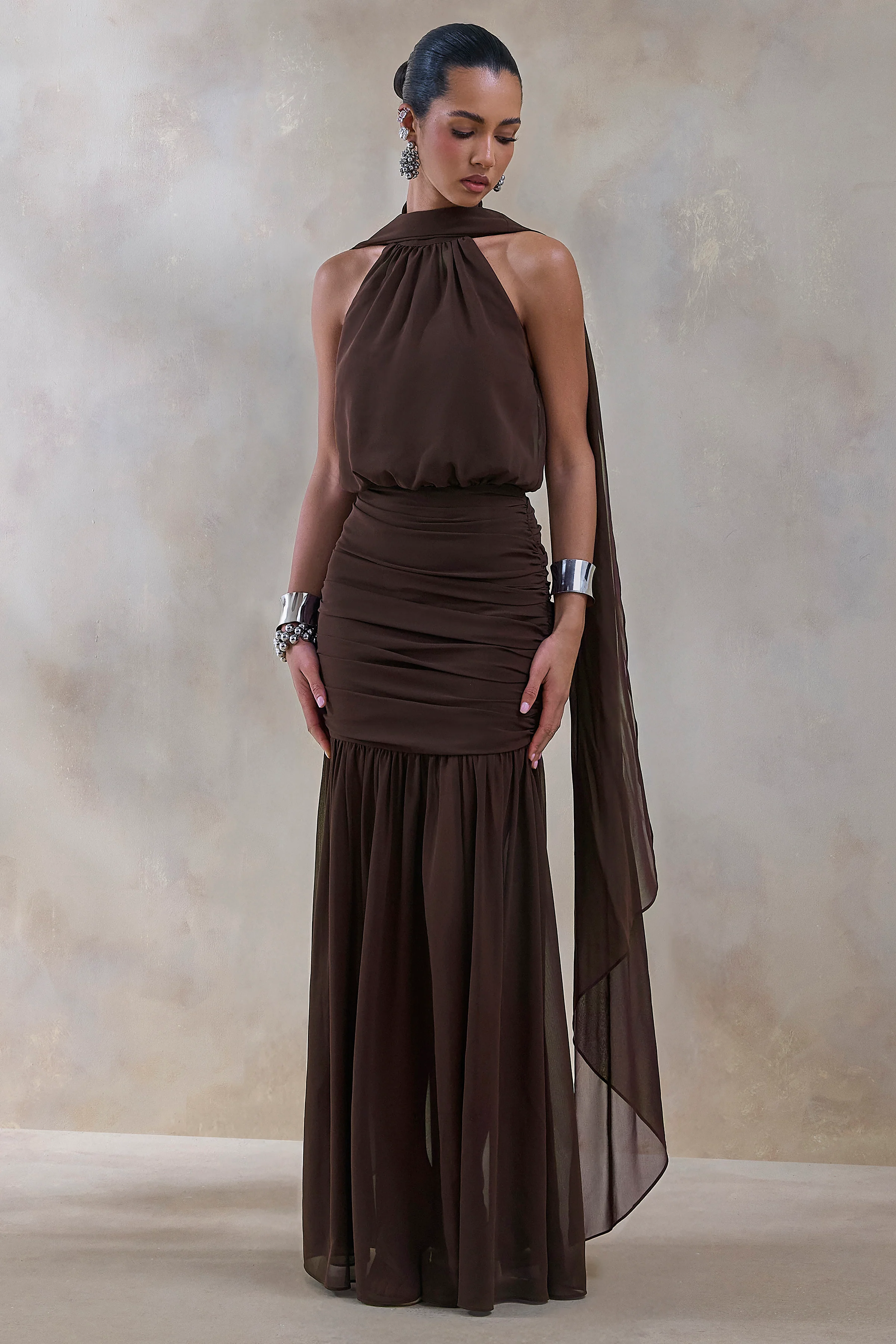 Veronique | Robe longue brune à encolure dos-nu - Image 5