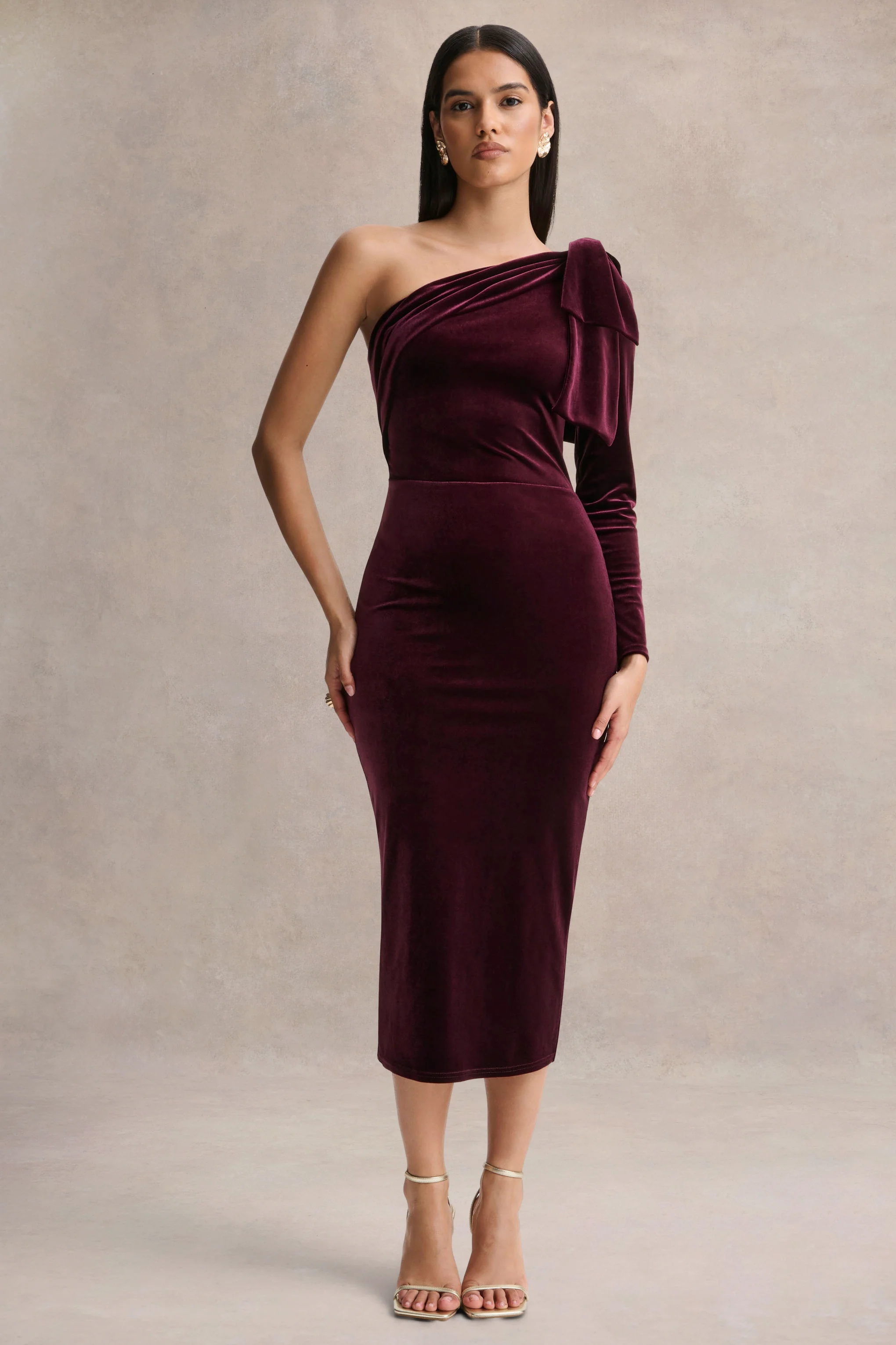 Vespera | Robe mi-longue bordeaux en velours à encolure asymétrique et détail nœud
