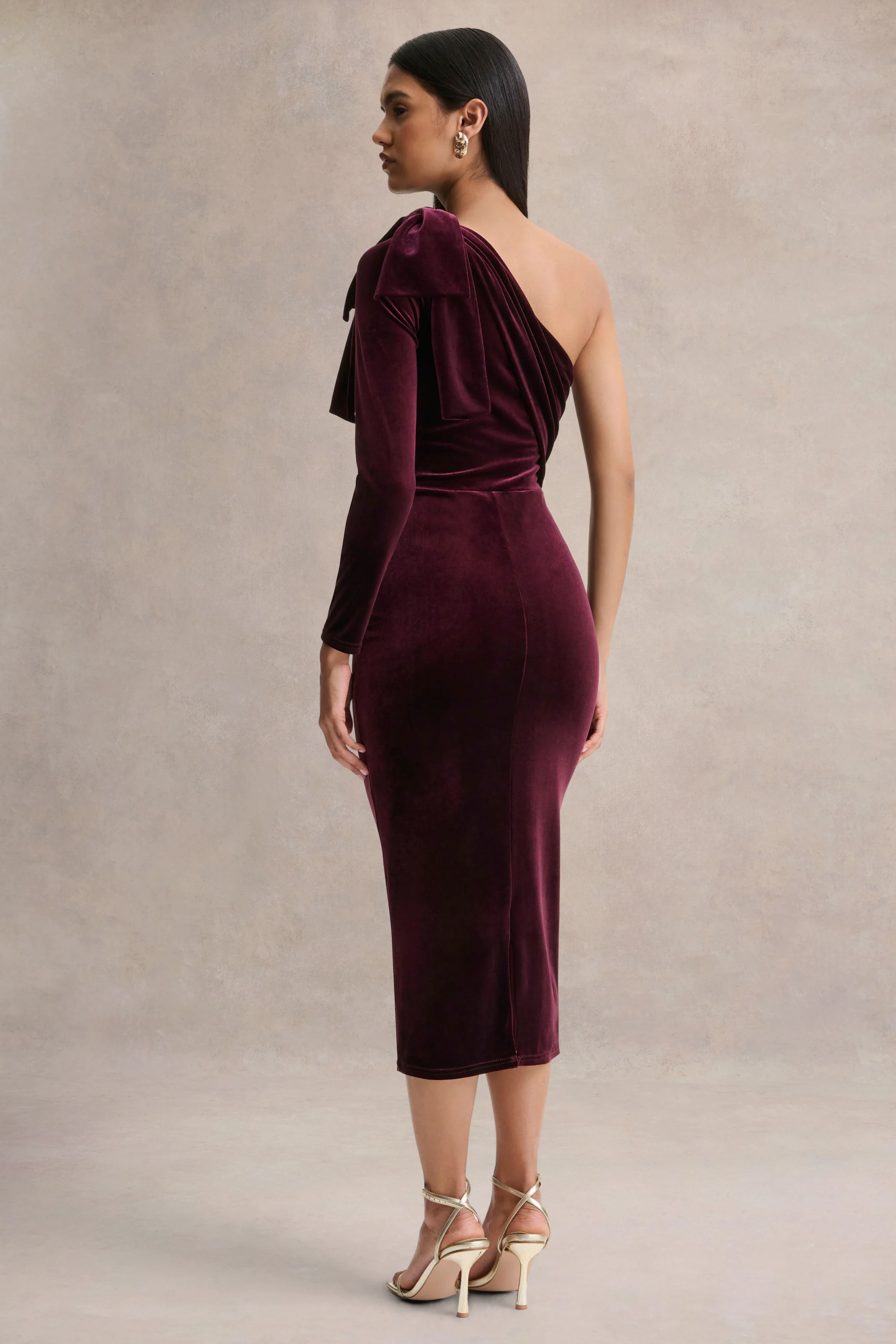 Vespera | Robe mi-longue bordeaux en velours à encolure asymétrique et détail nœud - Image 2