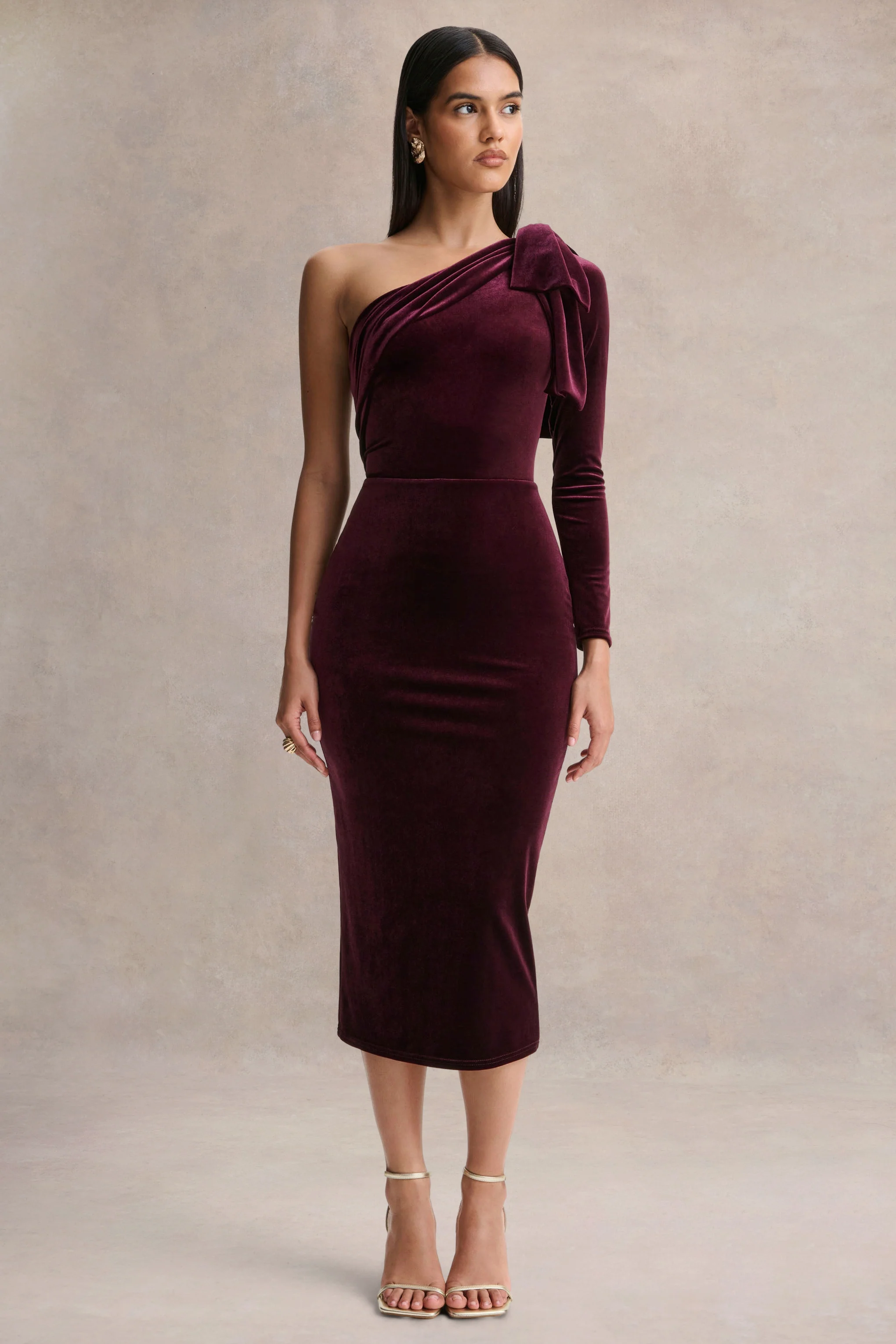 Vespera | Robe mi-longue bordeaux en velours à encolure asymétrique et détail nœud - Image 4