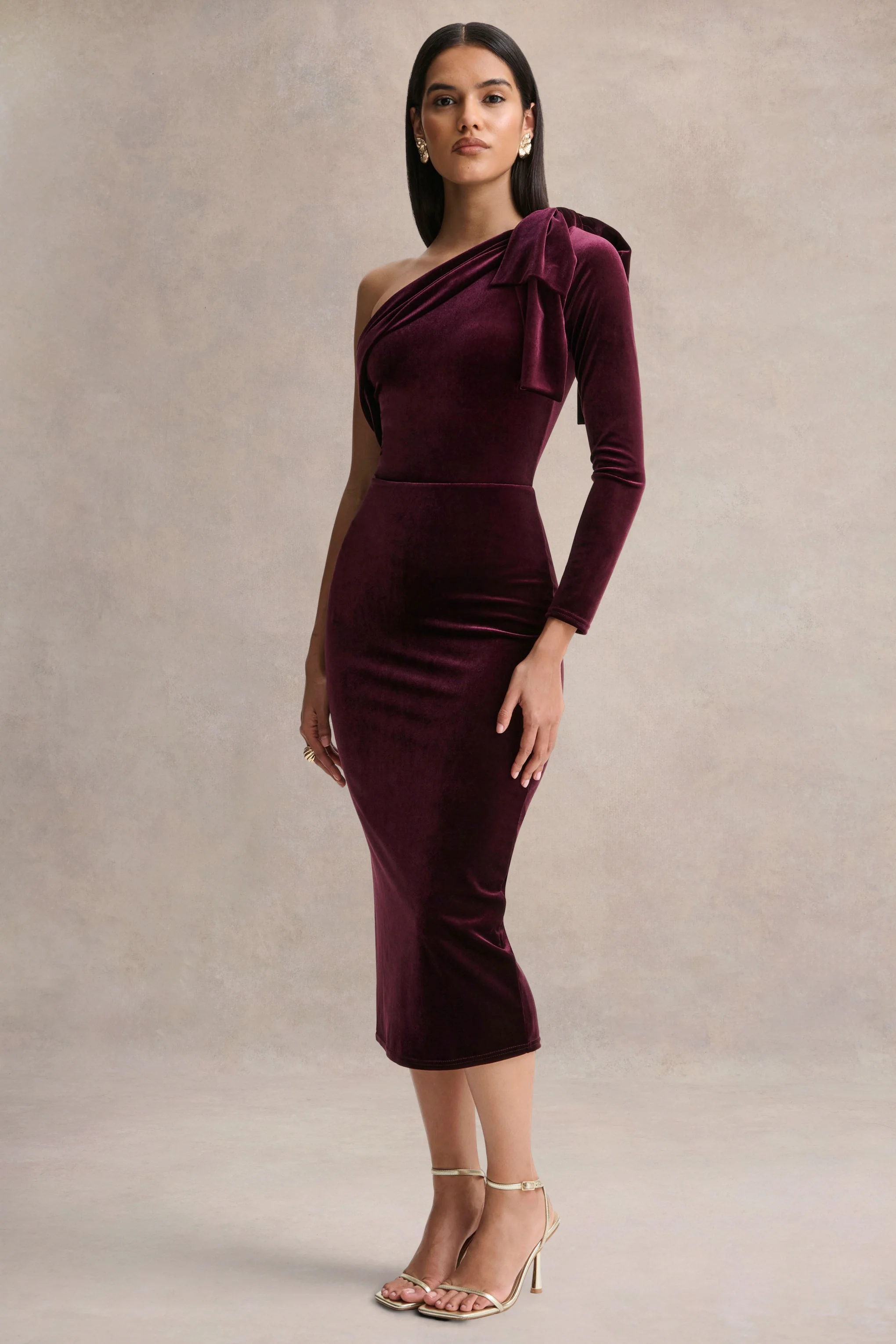 Vespera | Robe mi-longue bordeaux en velours à encolure asymétrique et détail nœud - Image 5