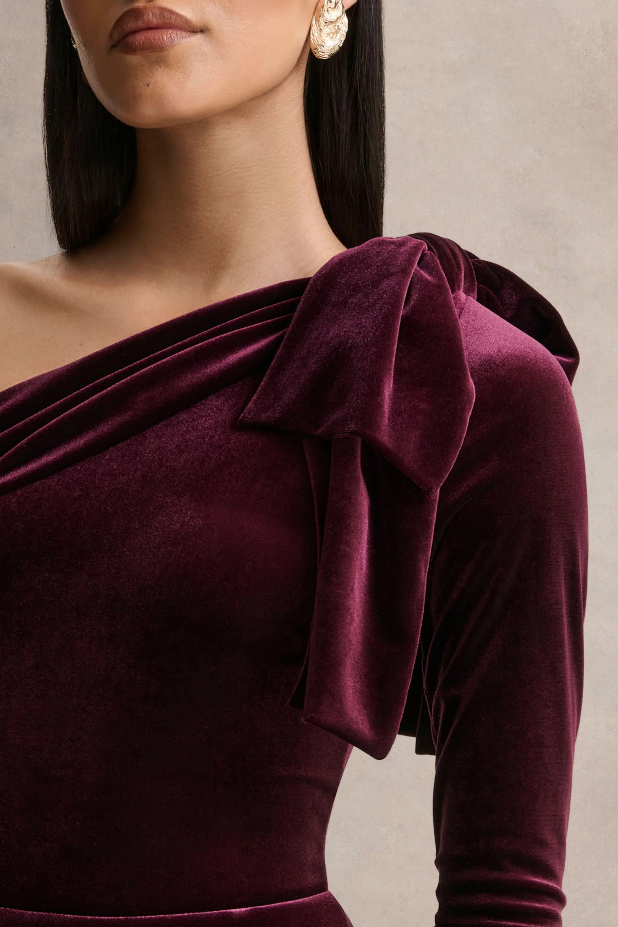 Vespera | Robe mi-longue bordeaux en velours à encolure asymétrique et détail nœud - Image 6
