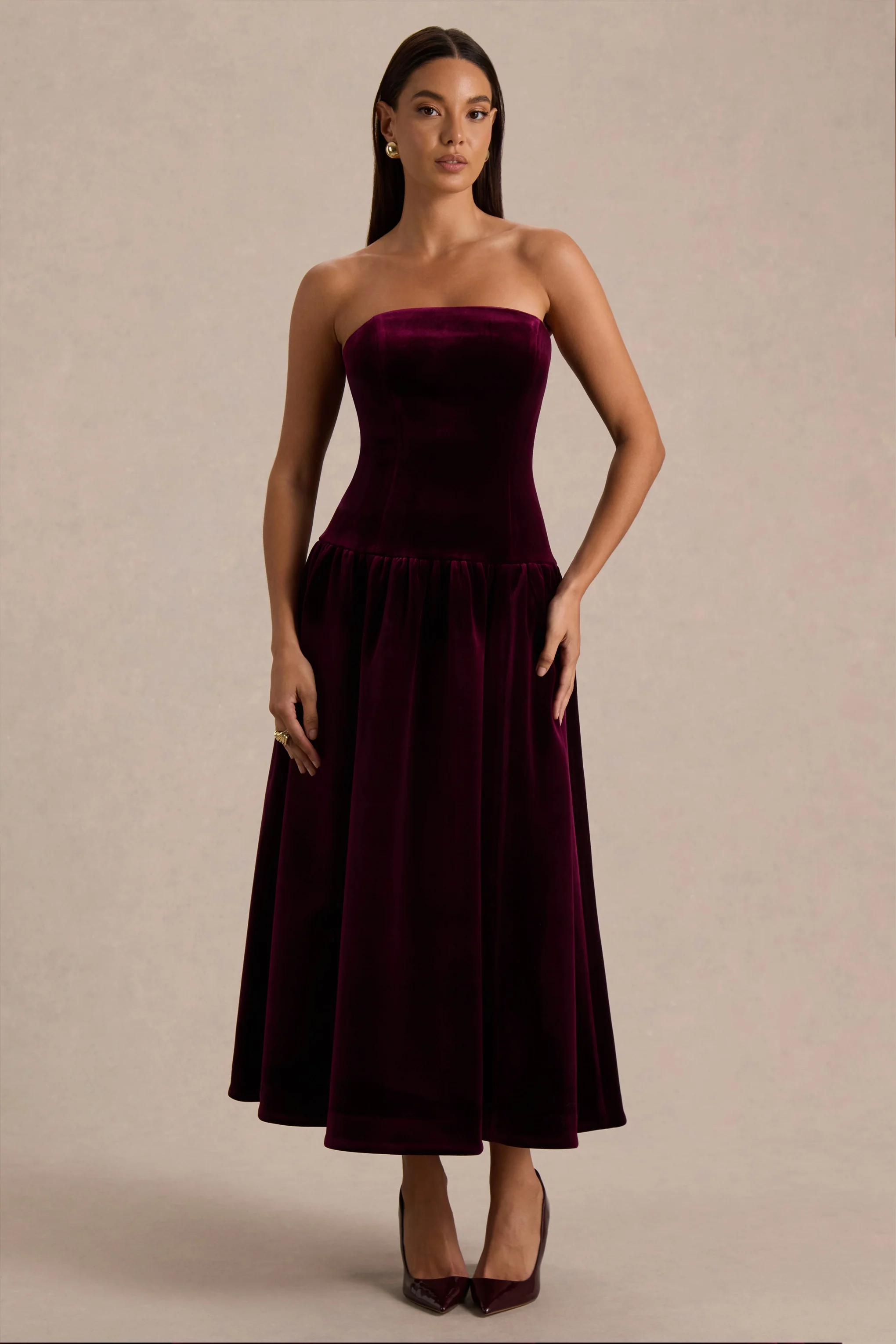 Violetta | Robe mi-longue bordeaux à encolure carrée avec taille basse et jupe plissée