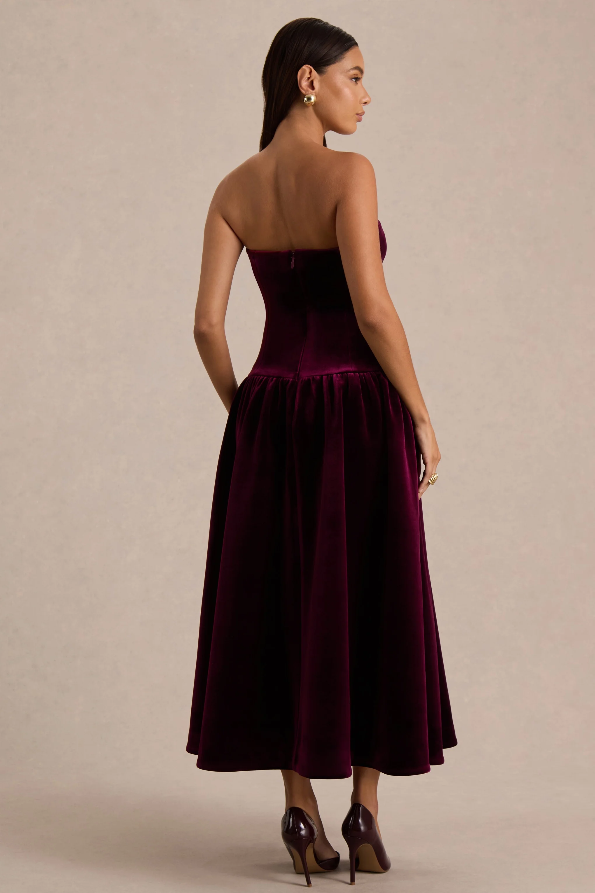 Violetta | Robe mi-longue bordeaux à encolure carrée avec taille basse et jupe plissée - Image 2