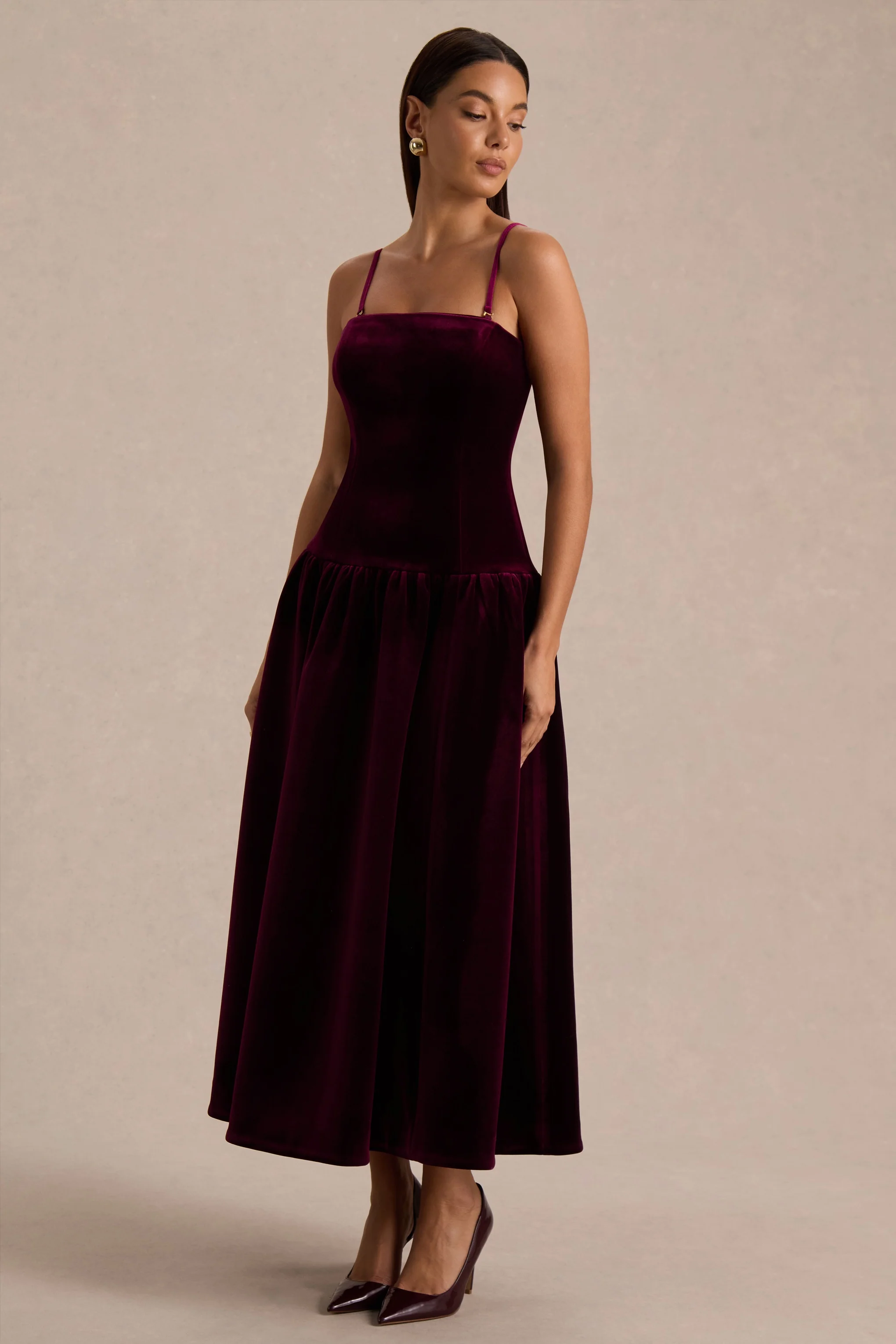 Violetta | Robe mi-longue bordeaux à encolure carrée avec taille basse et jupe plissée - Image 4