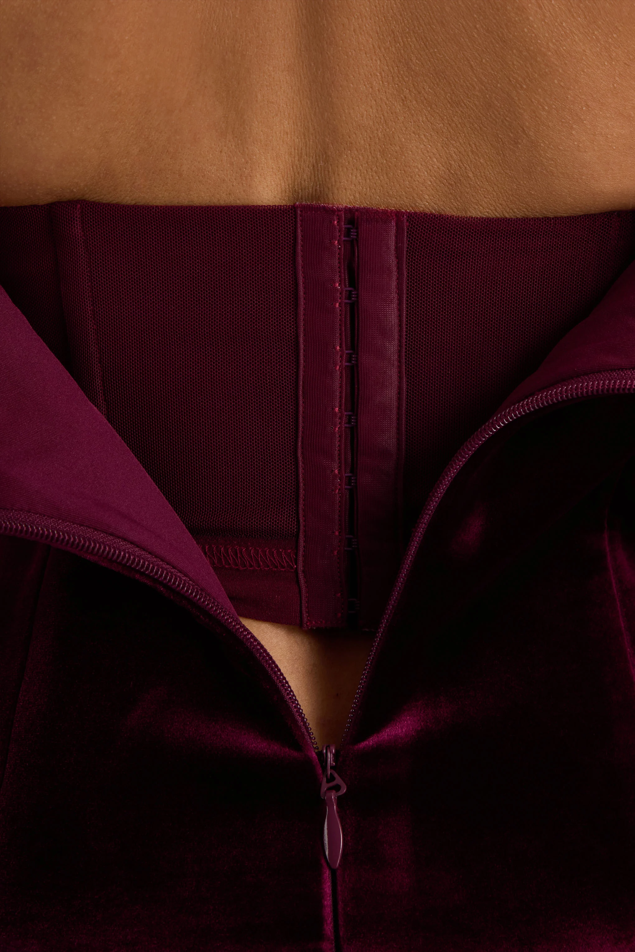 Violetta | Robe mi-longue bordeaux à encolure carrée avec taille basse et jupe plissée - Image 6