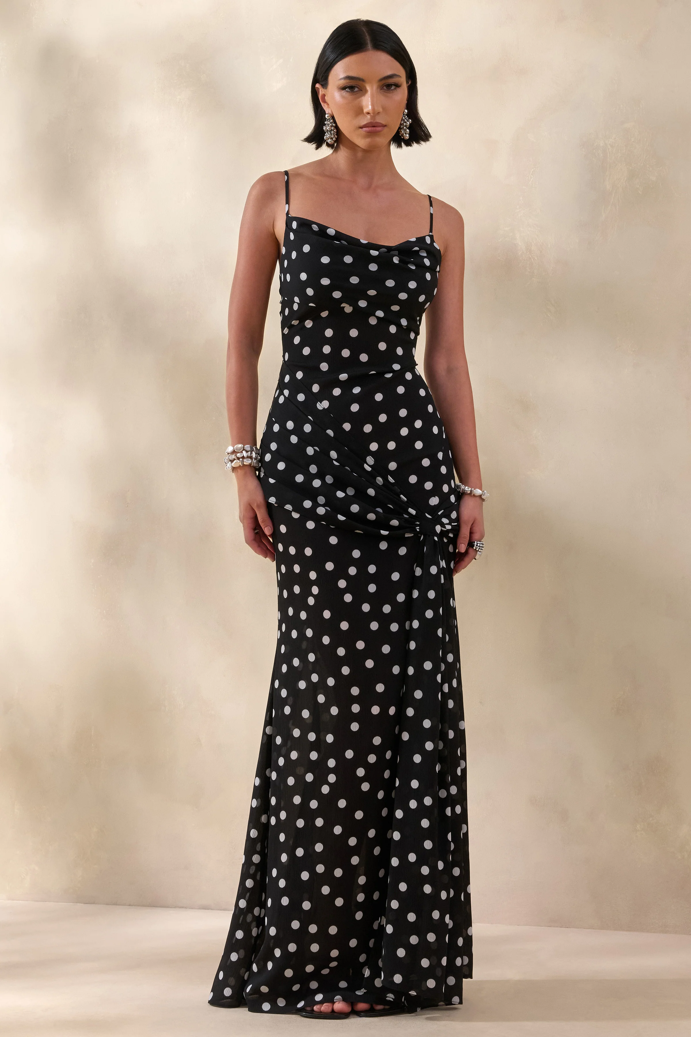 Virtue | Robe longue sirène noire et blanche à pois avec encolure drapée et fente