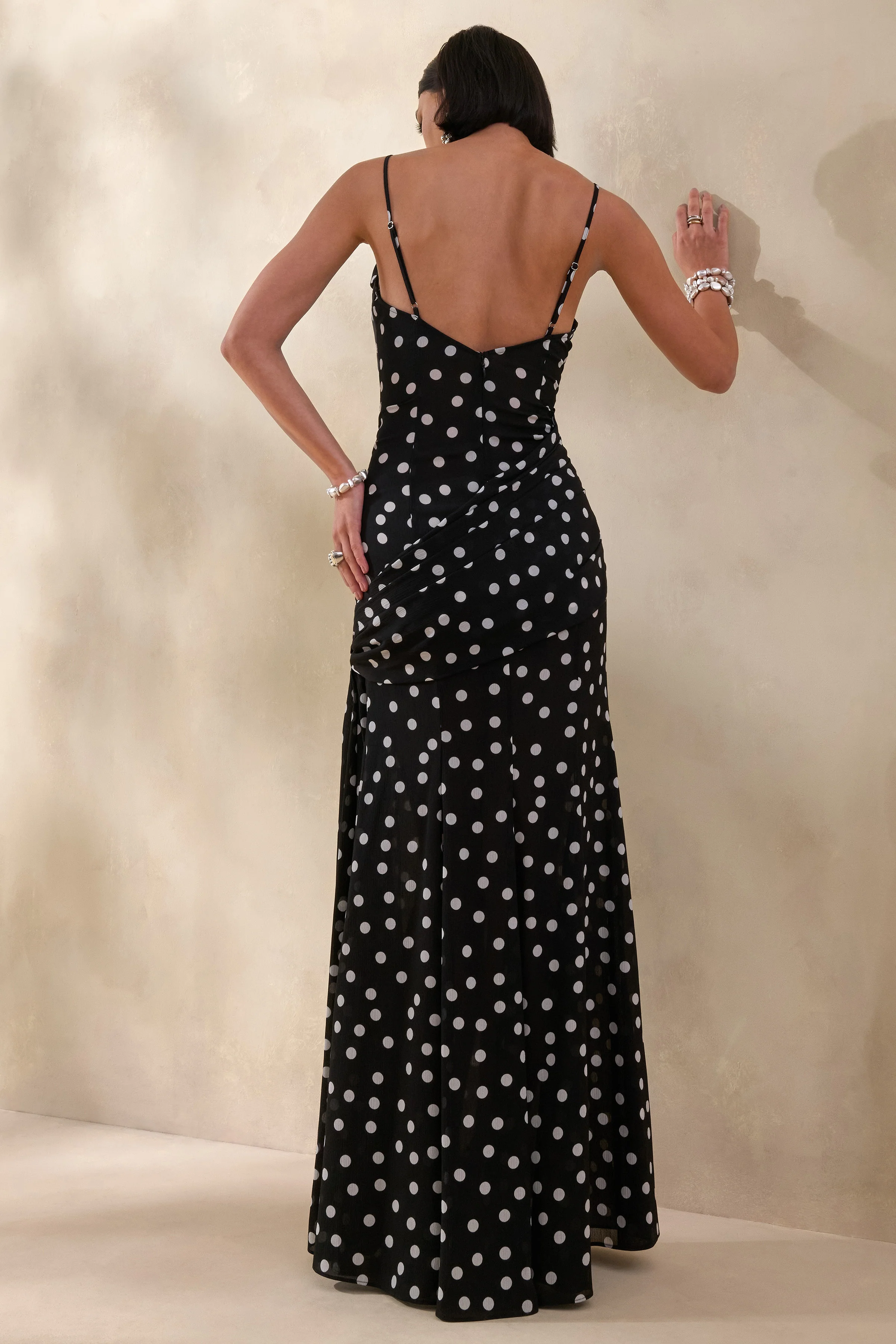 Virtue | Robe longue sirène noire et blanche à pois avec encolure drapée et fente - Image 2