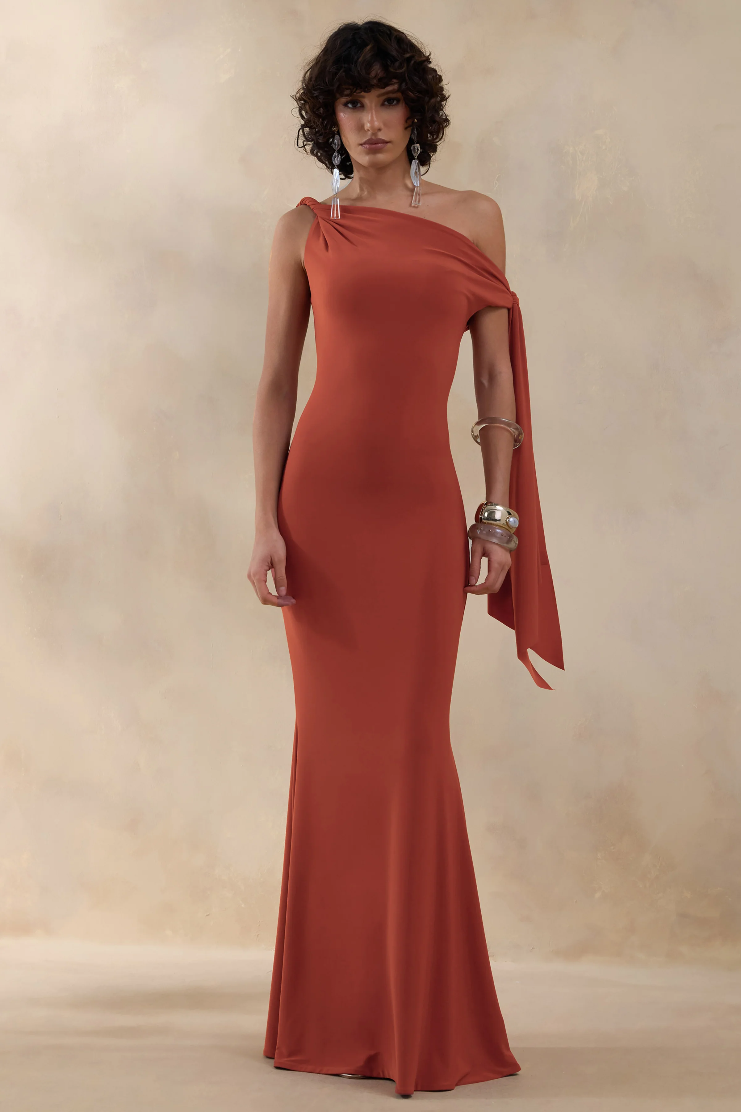 Vista | Robe longue rouille à encolure asymétrique avec détail de manche nouée