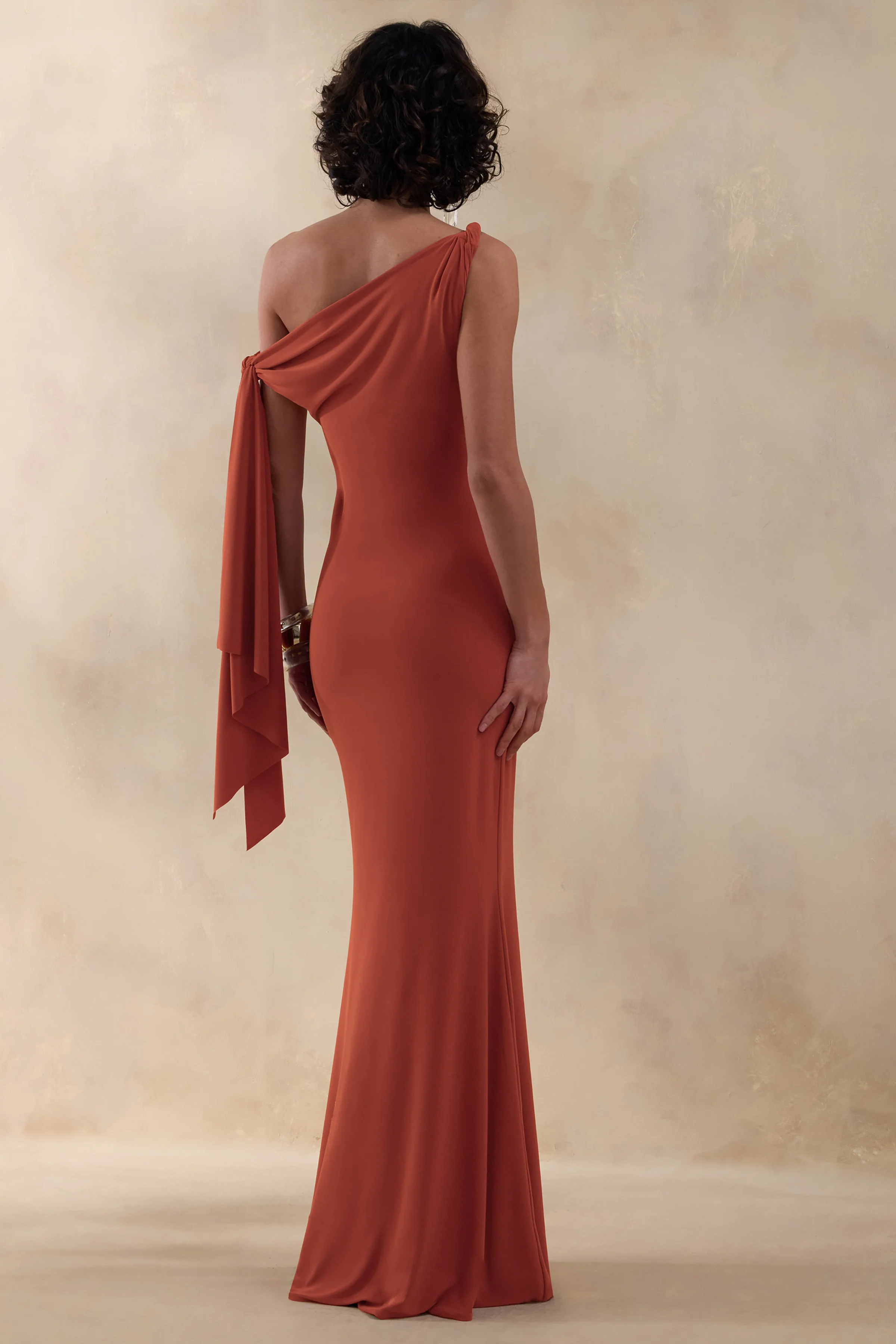 Vista | Robe longue rouille à encolure asymétrique avec détail de manche nouée - Image 2