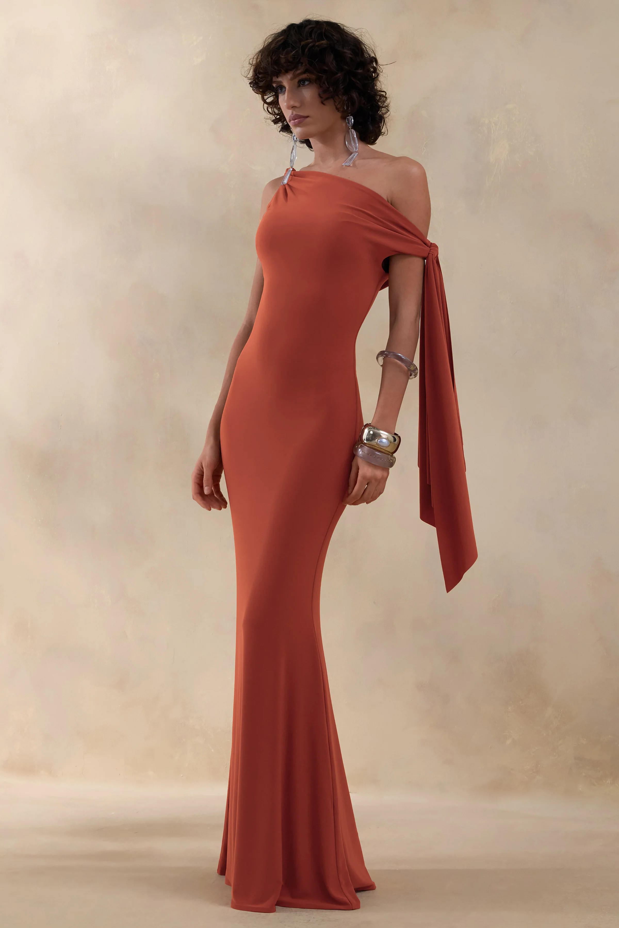 Vista | Robe longue rouille à encolure asymétrique avec détail de manche nouée - Image 4