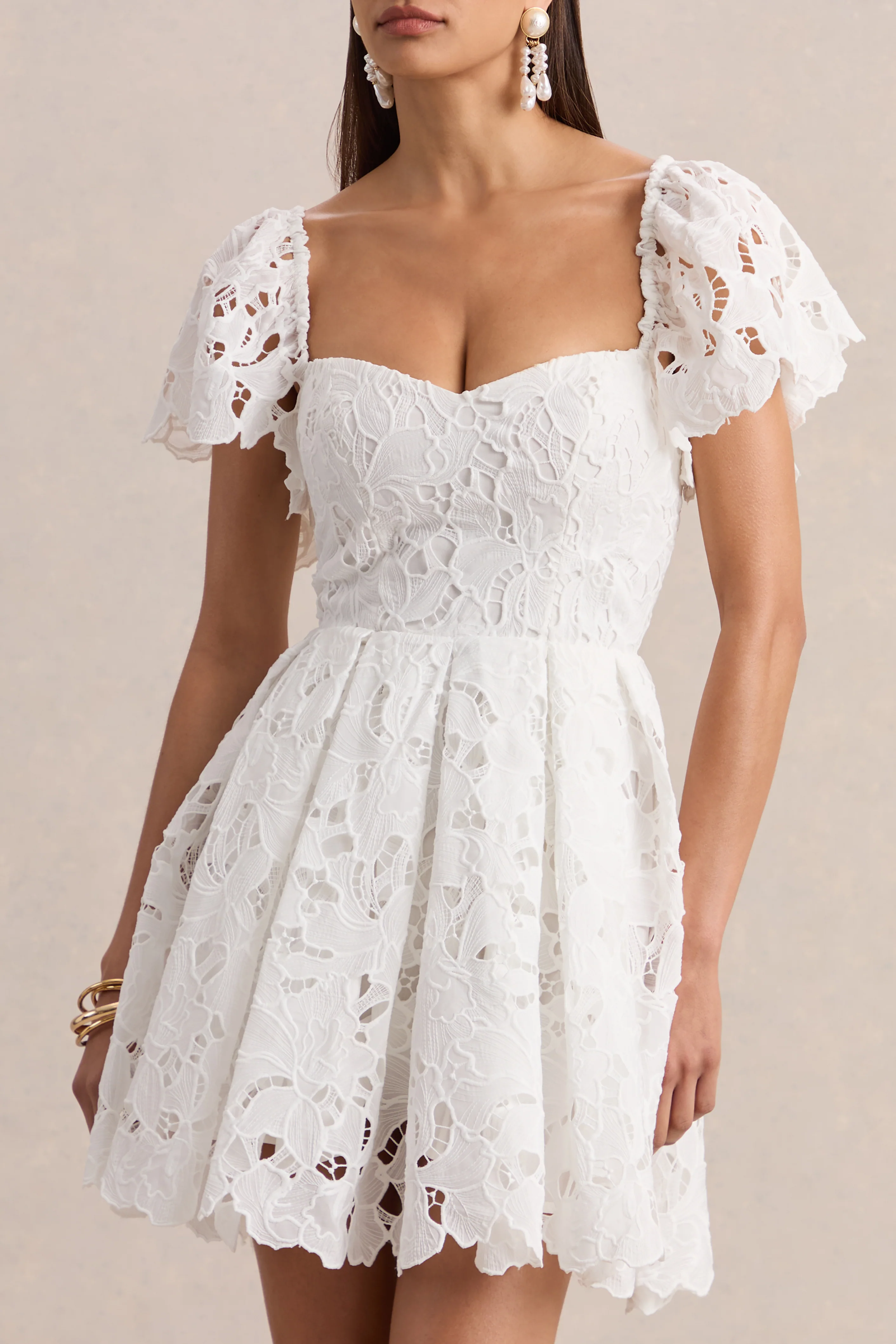 Vivi | Mini-robe blanche en dentelle à décolleté en cœur - Image 3