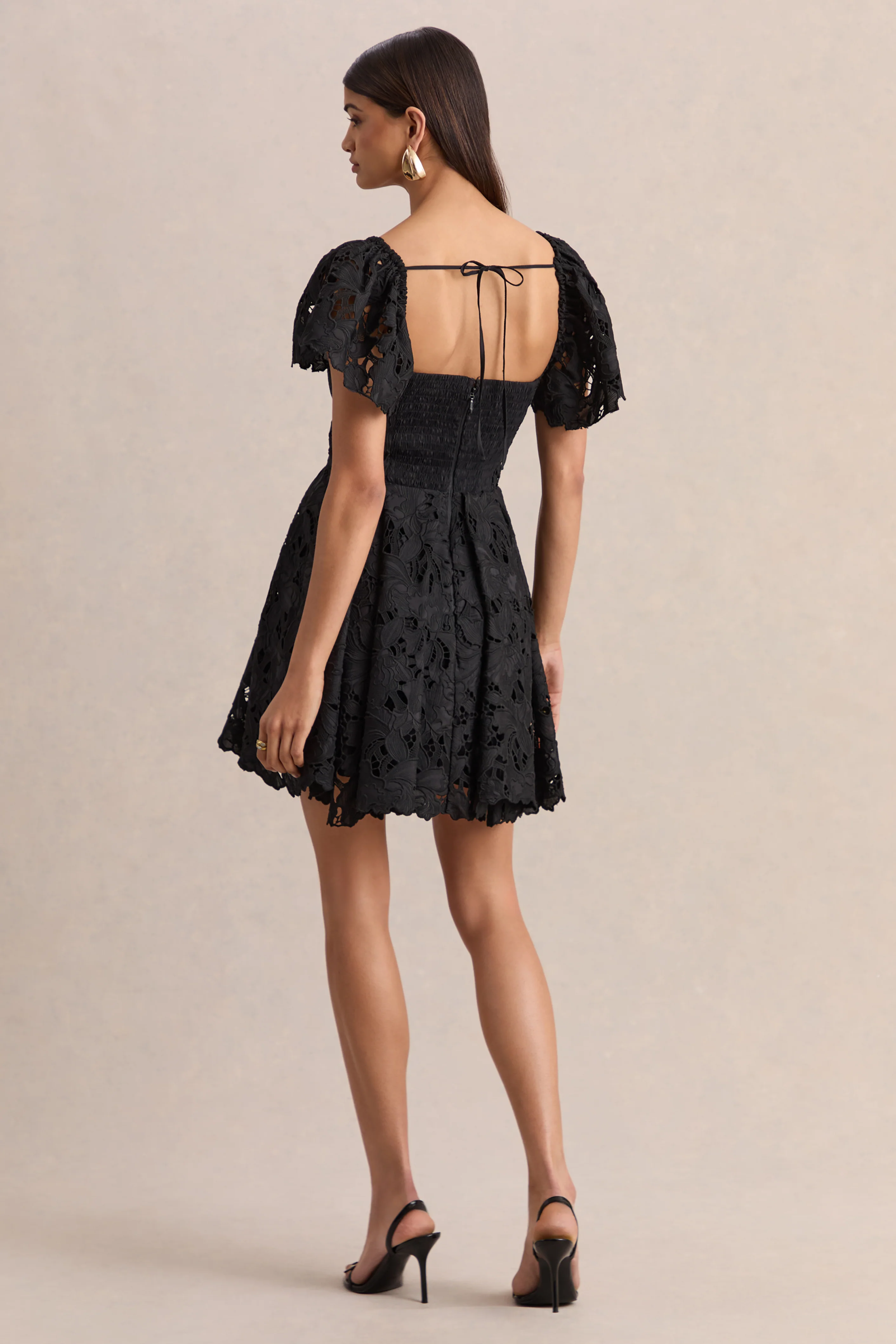 Vivi | Mini-robe noire en dentelle à encolure cœur - Image 2