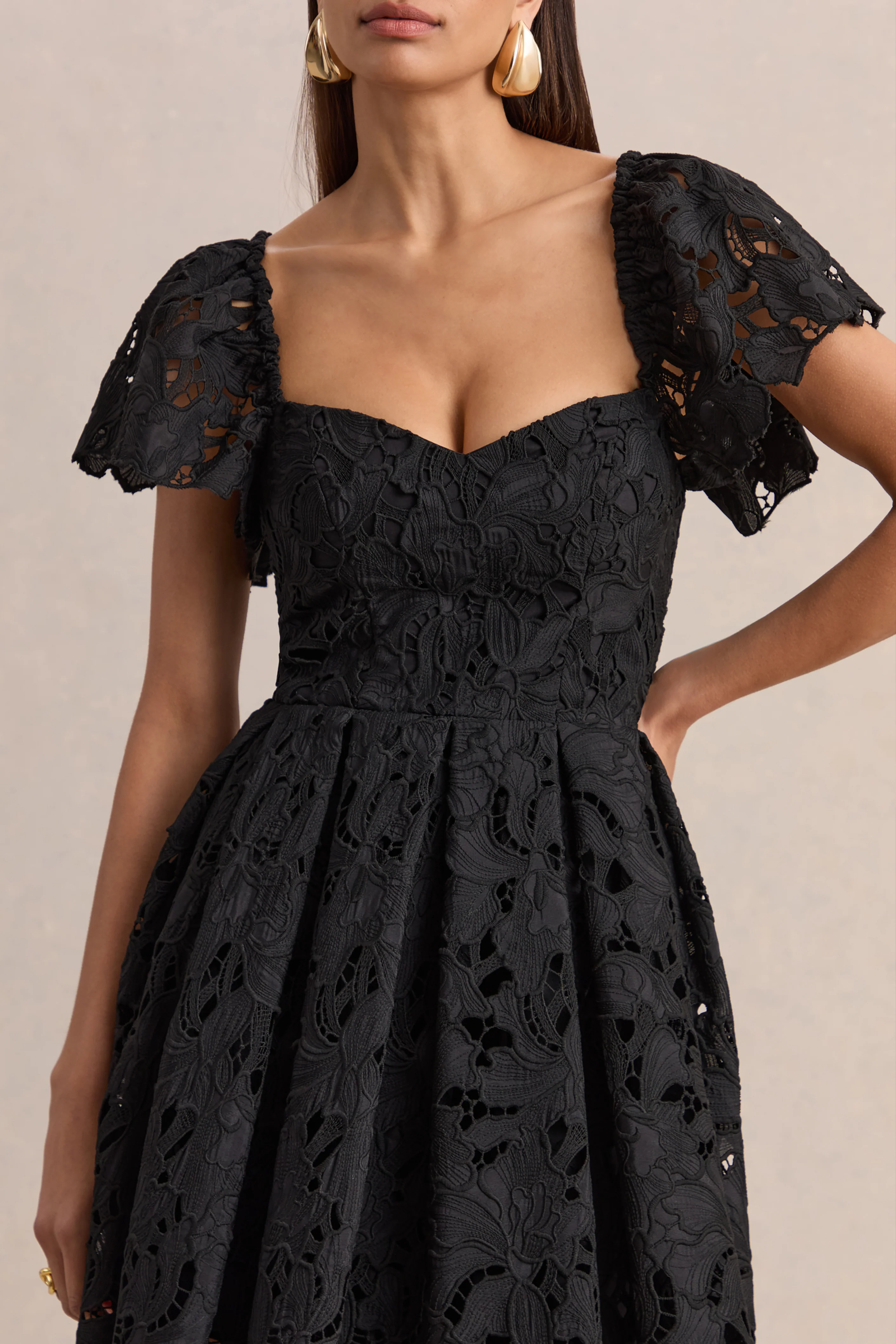 Vivi | Mini-robe noire en dentelle à encolure cœur - Image 3