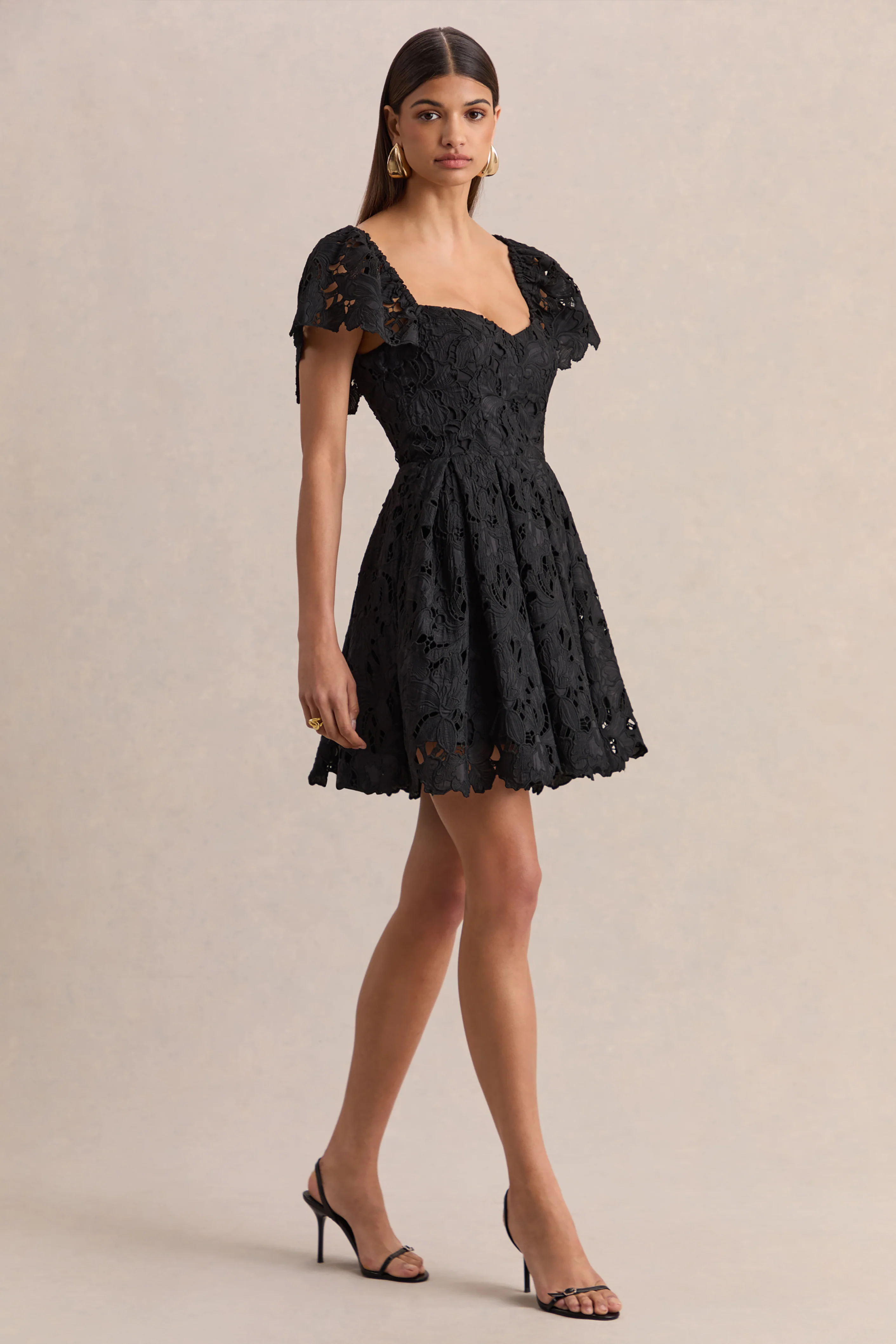 Vivi | Mini-robe noire en dentelle à encolure cœur - Image 4