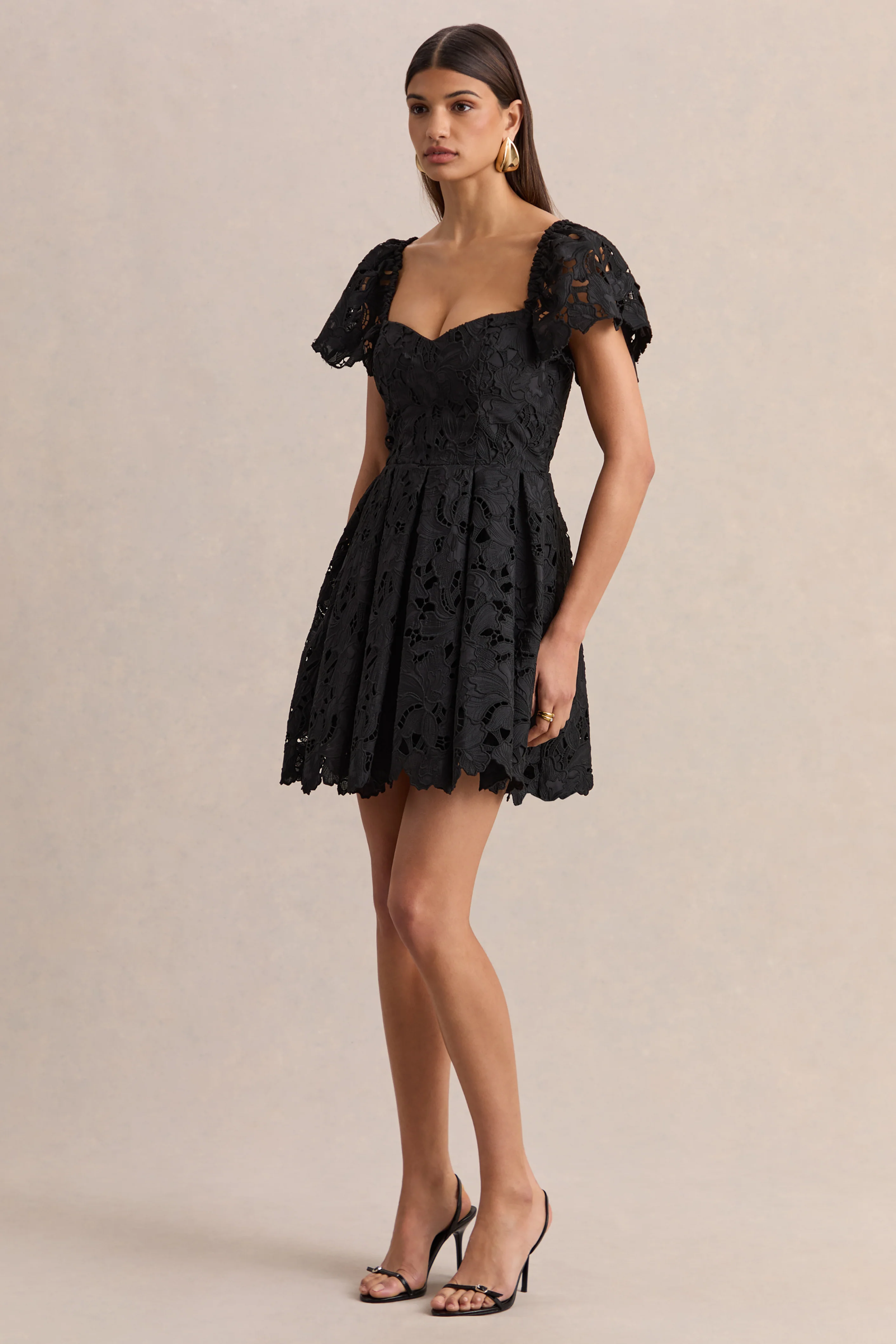 Vivi | Mini-robe noire en dentelle à encolure cœur - Image 5