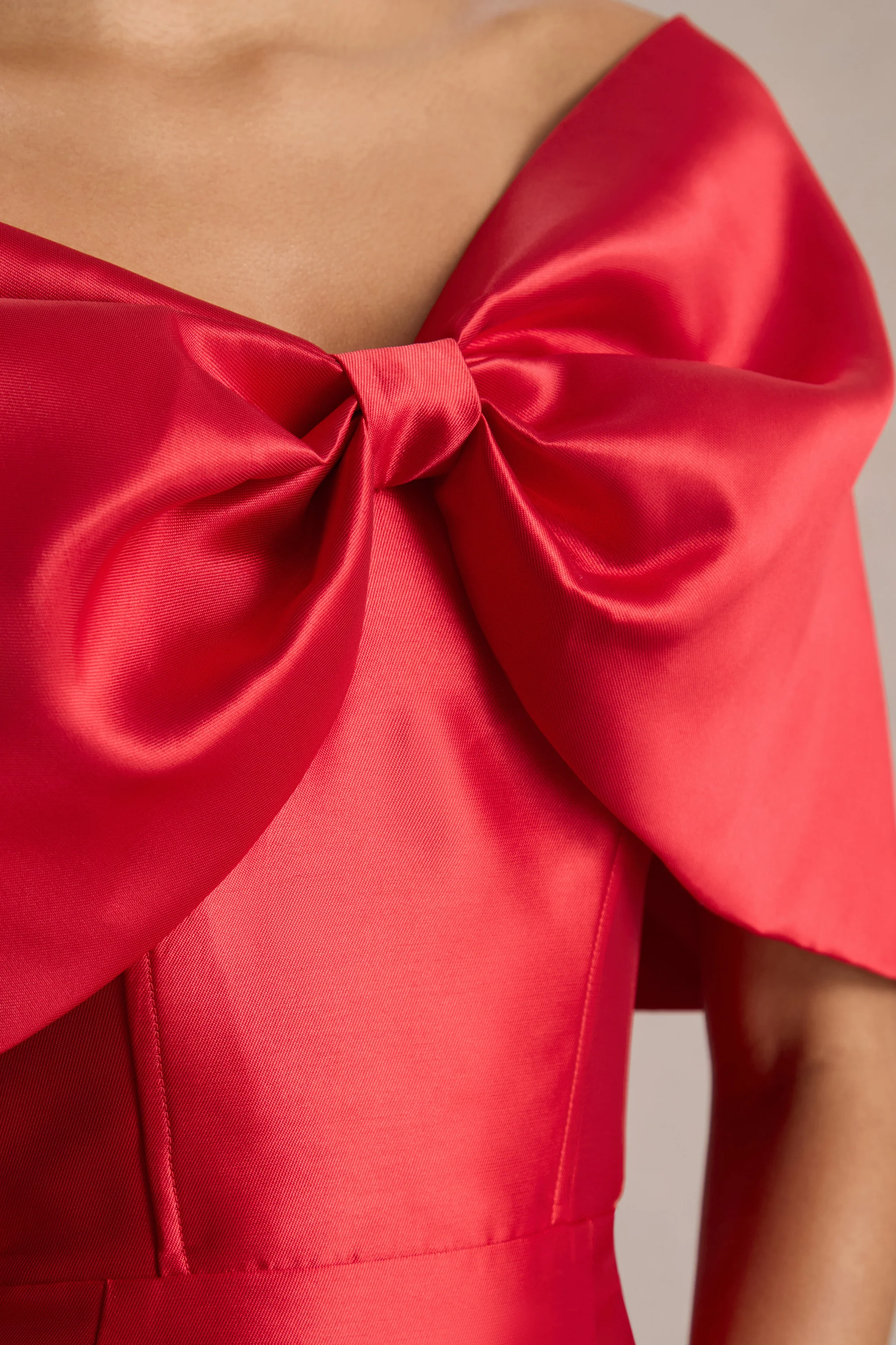 Wanting More | Robe longue en satin rouge avec cape et nœud oversize - Image 10
