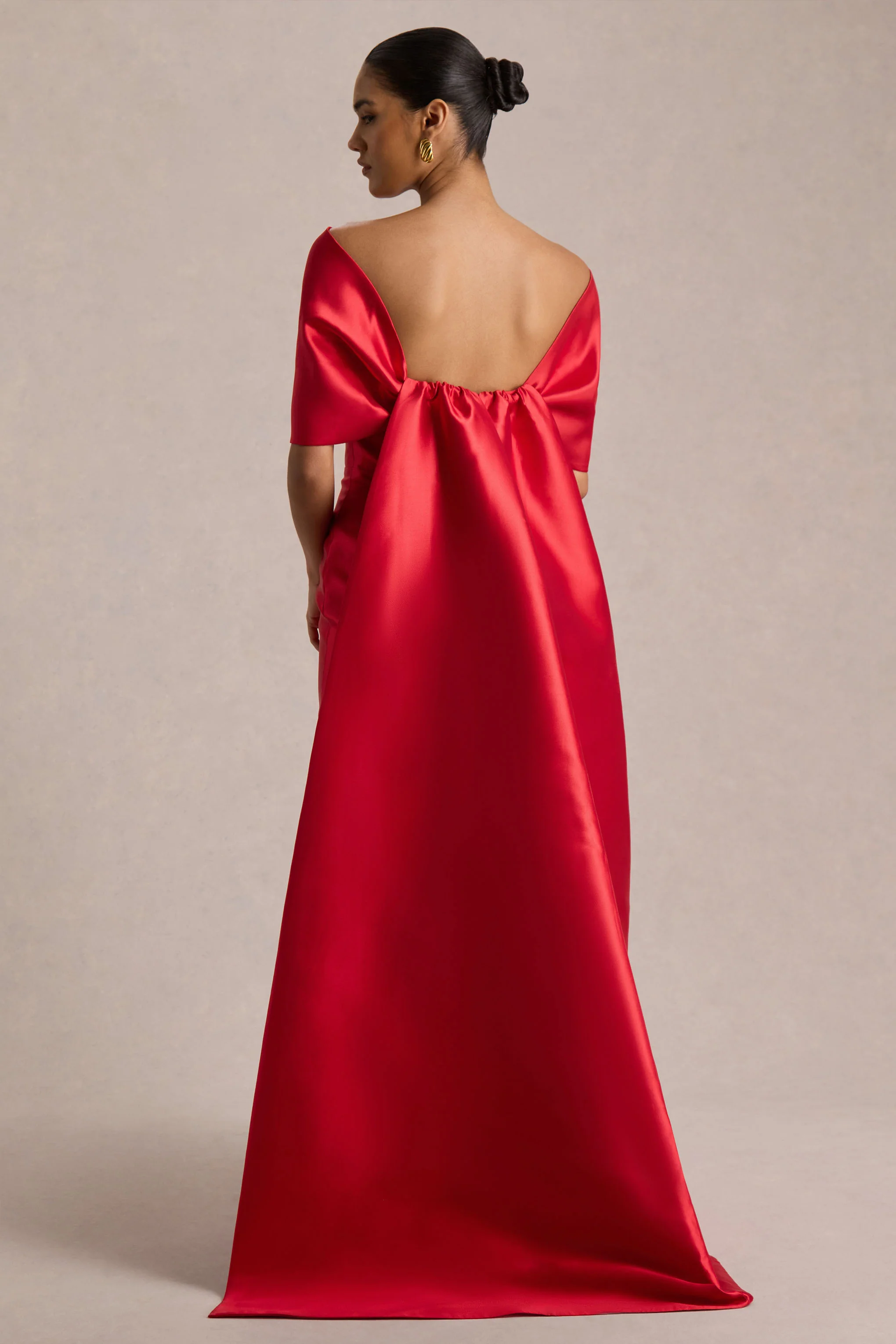Wanting More | Robe longue en satin rouge avec cape et nœud oversize - Image 4