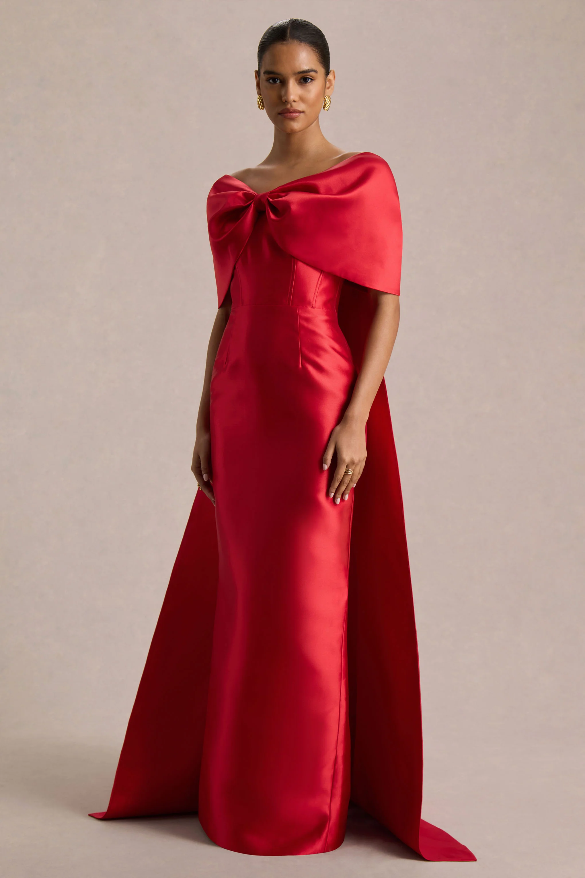 Wanting More | Robe longue en satin rouge avec cape et nœud oversize - Image 8