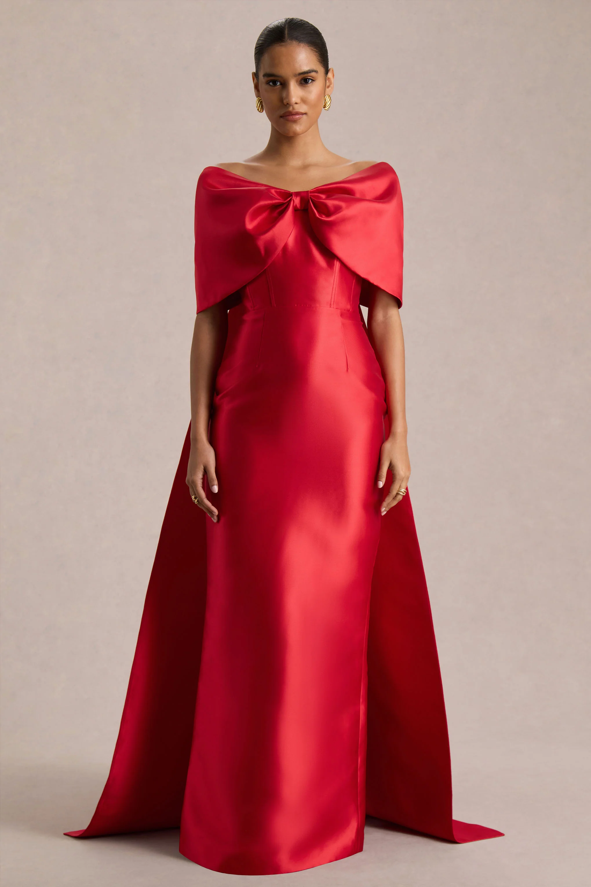 Wanting More | Robe longue en satin rouge avec cape et nœud oversize - Image 9