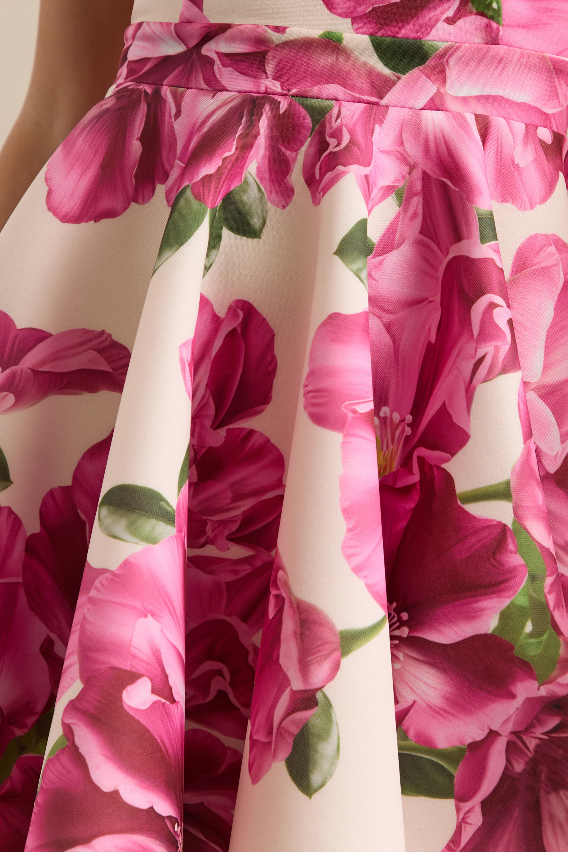 Waverly | Mini-robe patineuse sans manches à encolure dos nageur à imprimé rose - Image 6