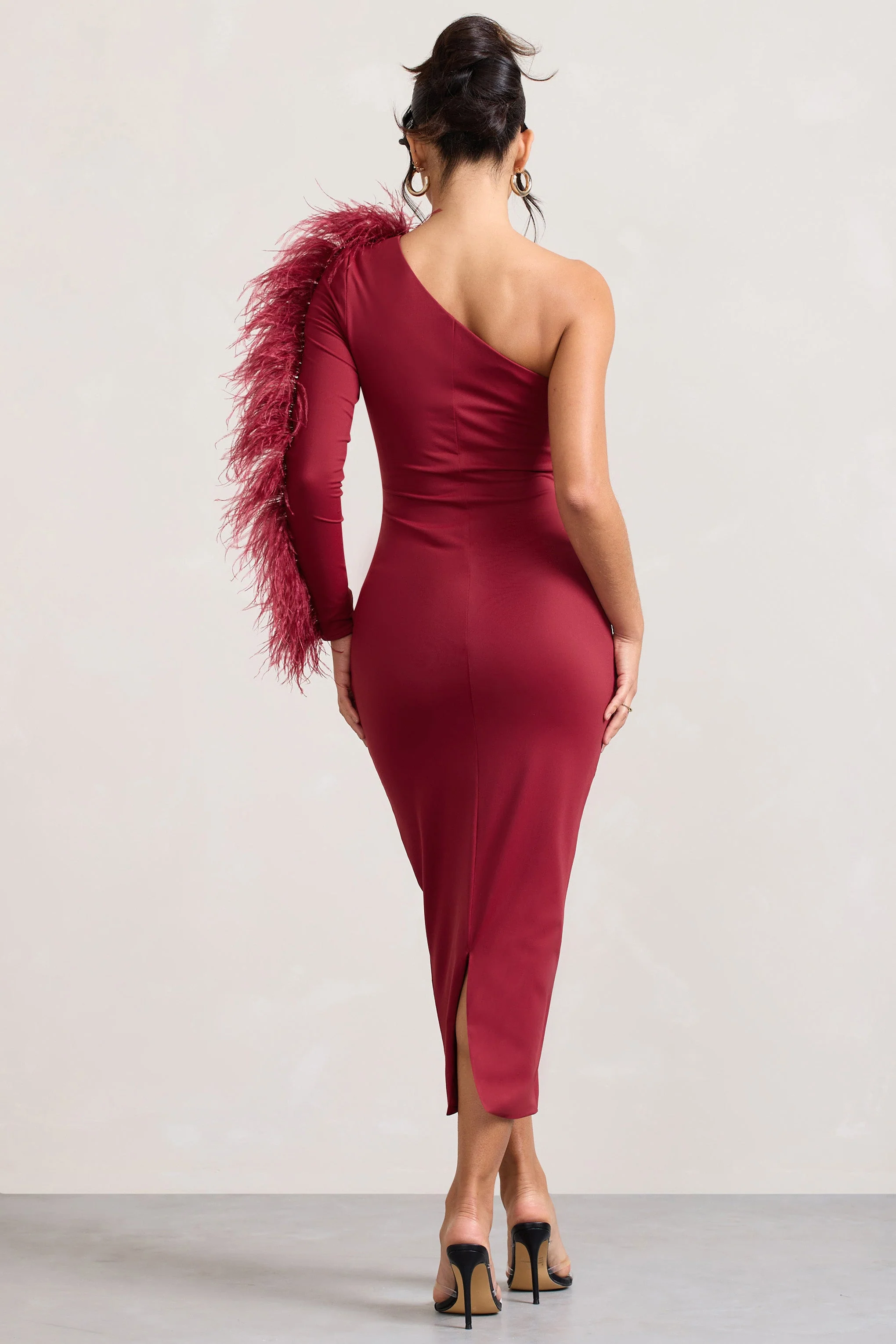 Wild One | Robe mi-longue moulante rouge bordeaux à une épaule avec manches bordée de plumes - Image 2