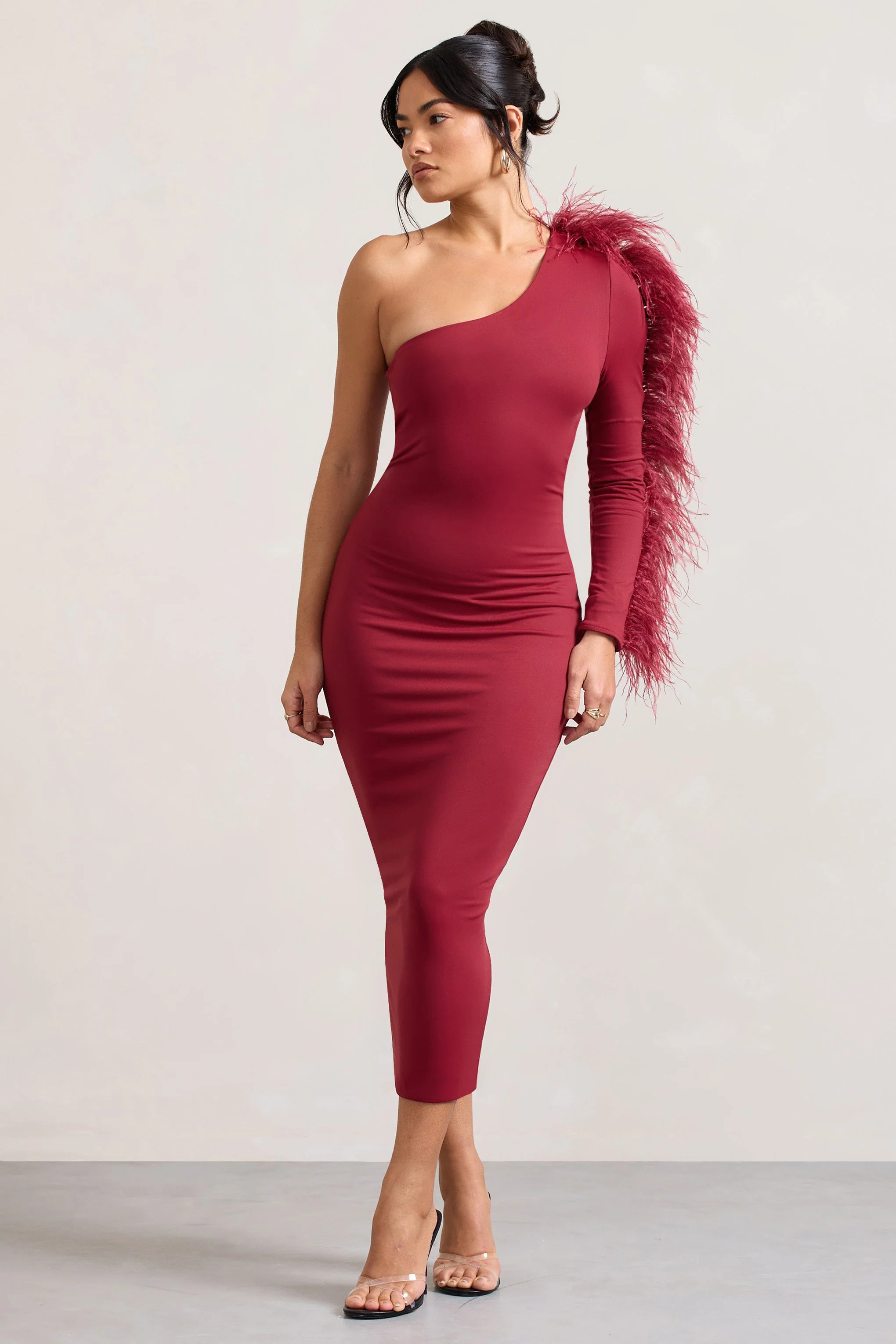 Wild One | Robe mi-longue moulante rouge bordeaux à une épaule avec manches bordée de plumes - Image 3