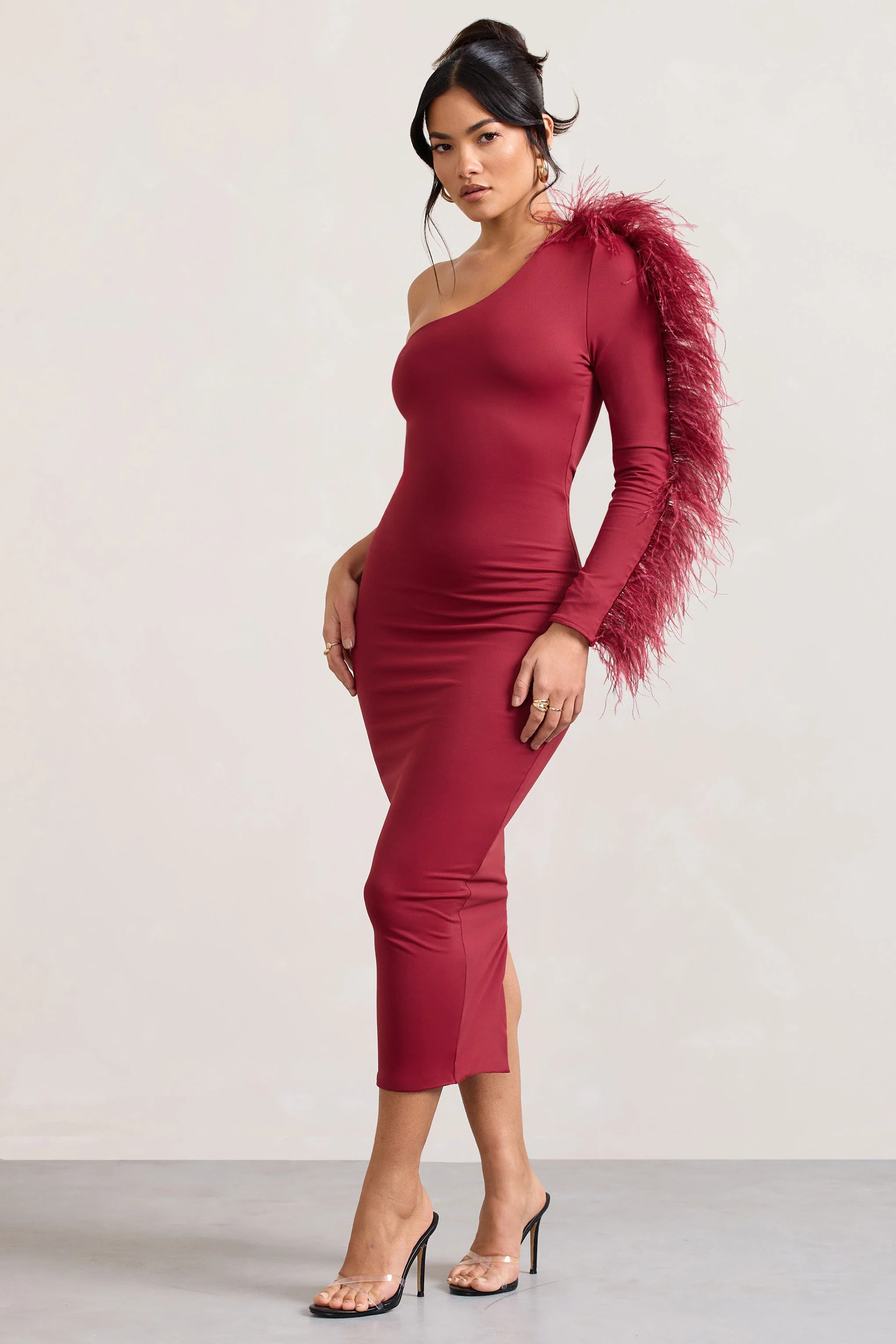 Wild One | Robe mi-longue moulante rouge bordeaux à une épaule avec manches bordée de plumes - Image 4