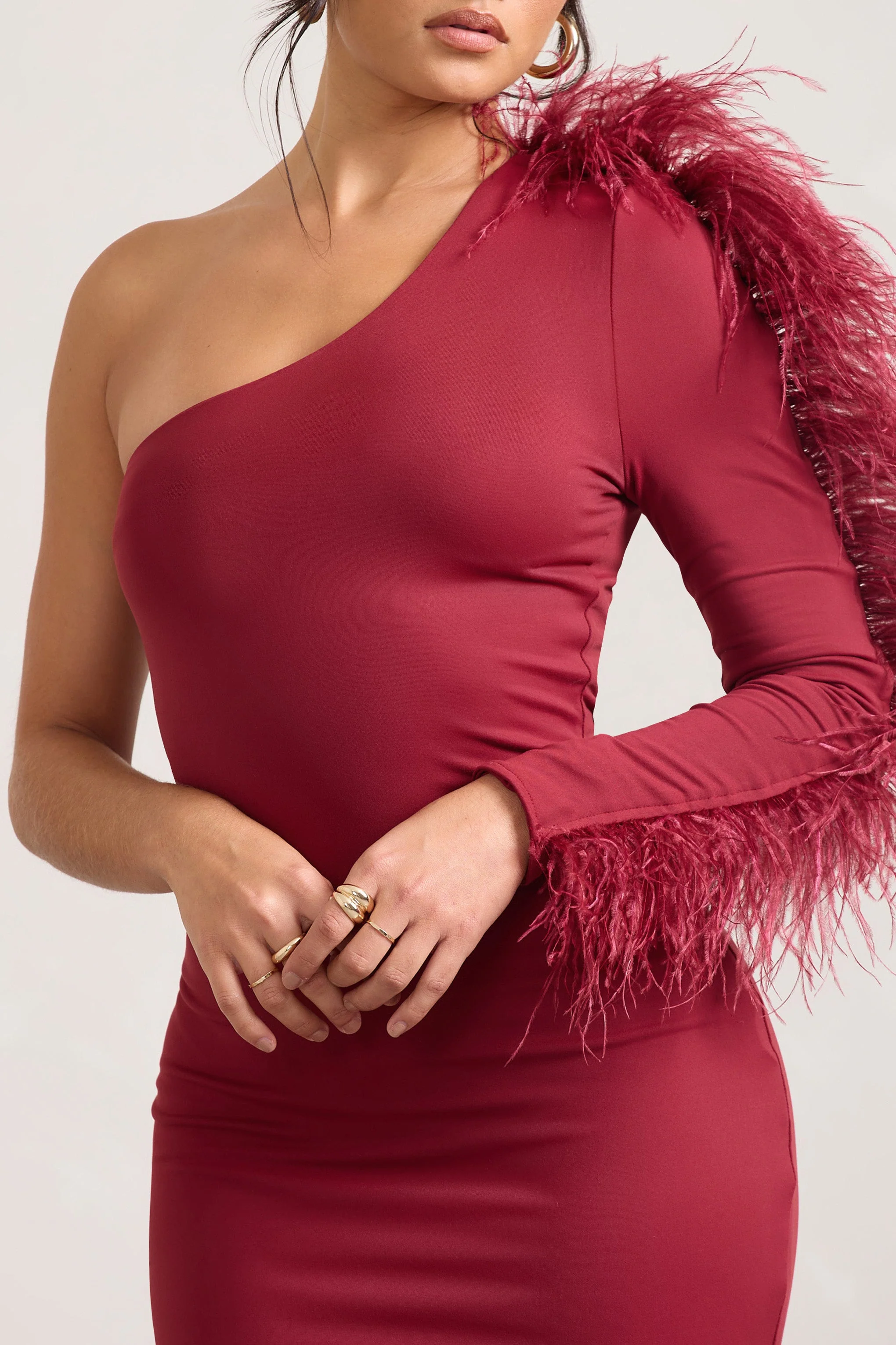 Wild One | Robe mi-longue moulante rouge bordeaux à une épaule avec manches bordée de plumes - Image 5