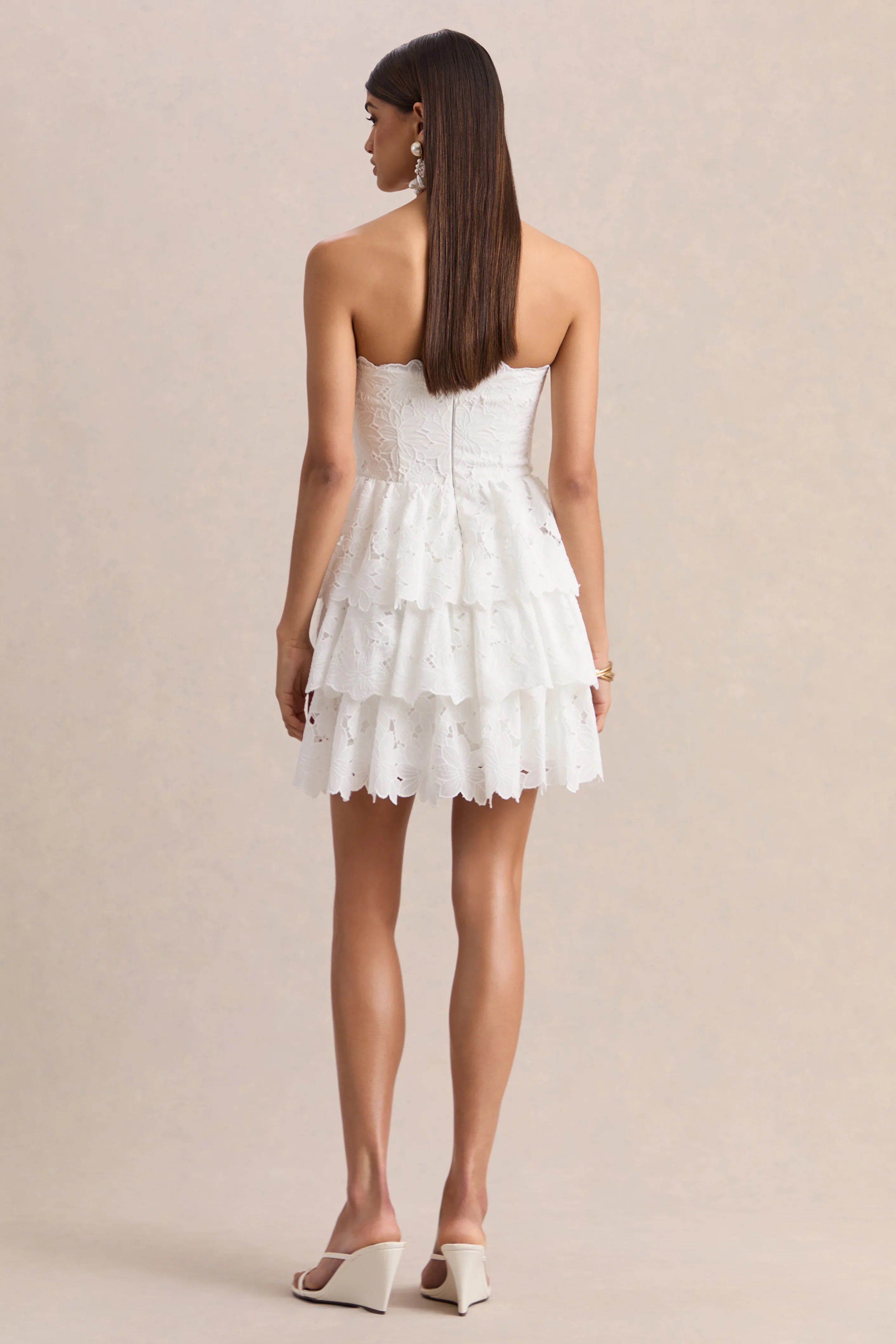 Winona | Mini-robe blanche en dentelle à décolleté carré avec détails à volants - Image 2