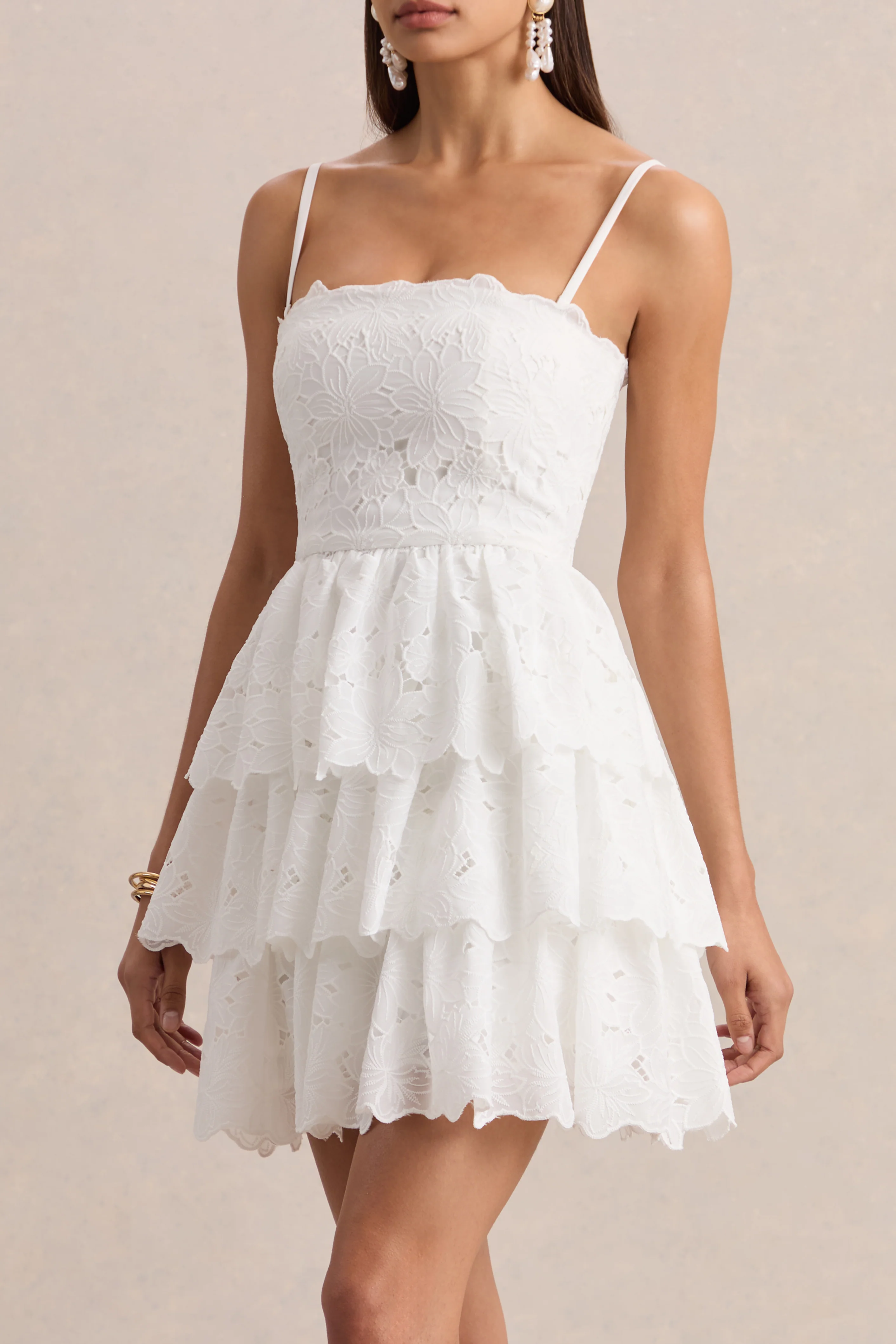Winona | Mini-robe blanche en dentelle à décolleté carré avec détails à volants - Image 3