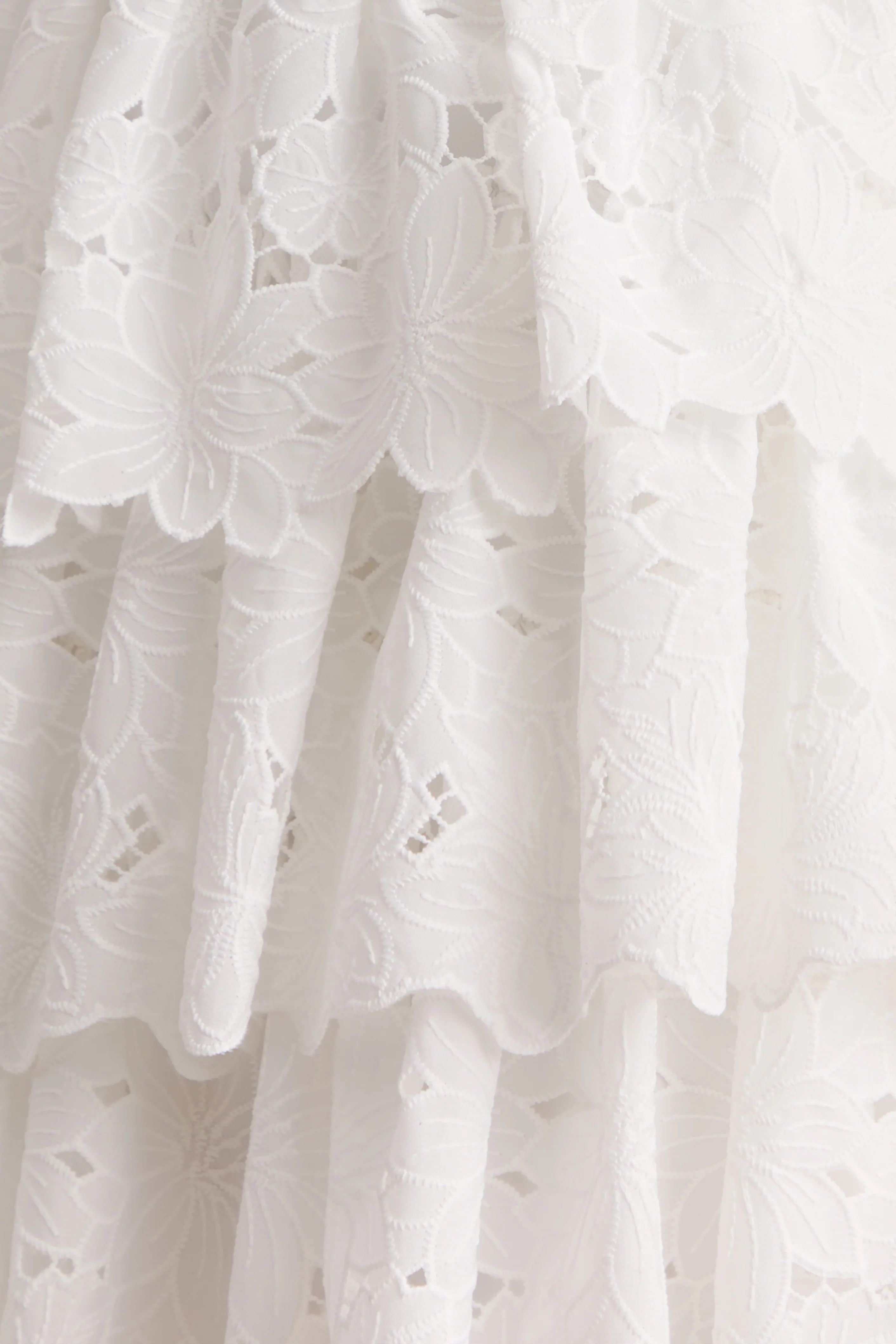 Winona | Mini-robe blanche en dentelle à décolleté carré avec détails à volants - Image 7