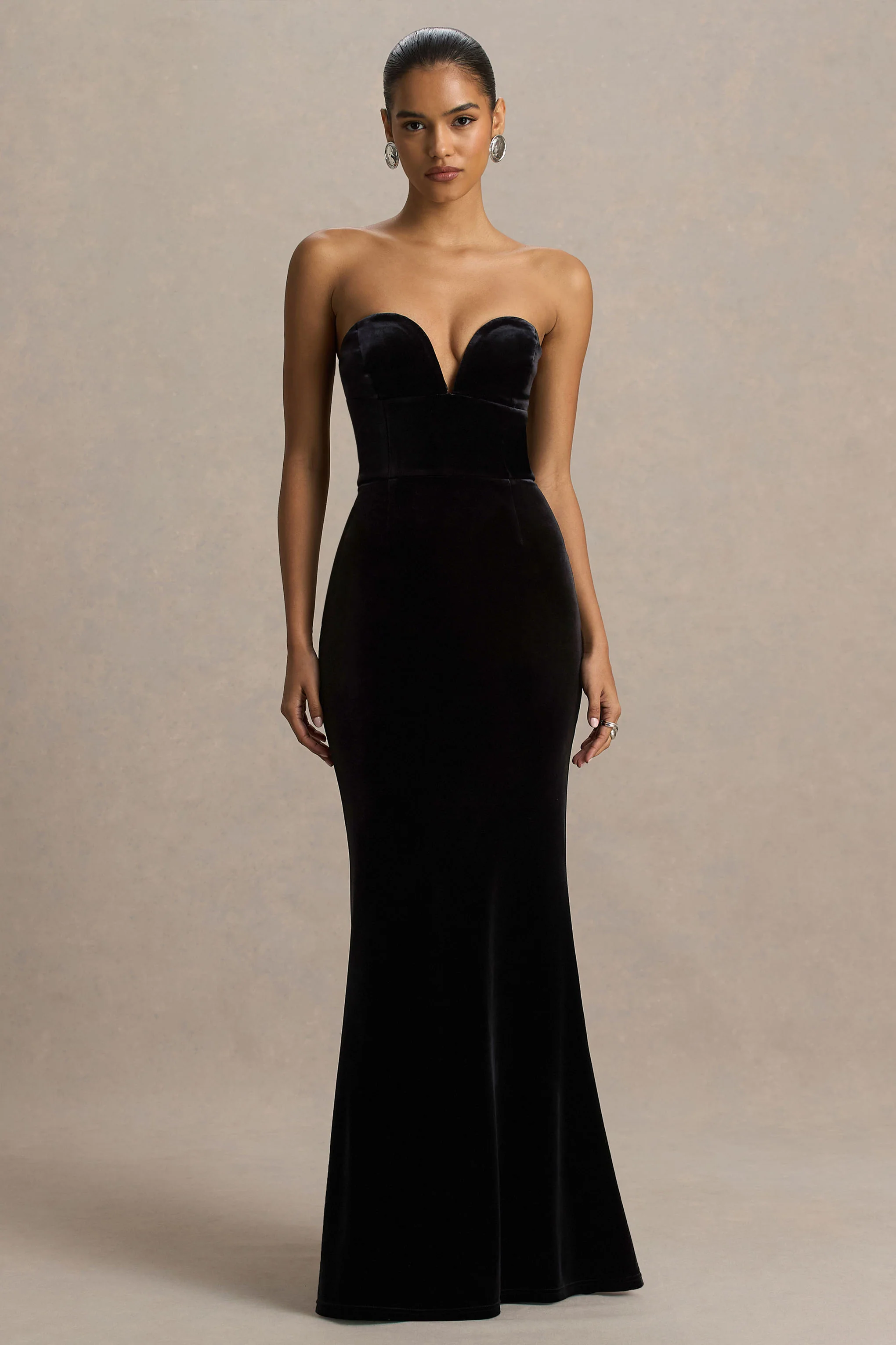 Yolanda | Robe longue noire en velours à décolleté en cœur