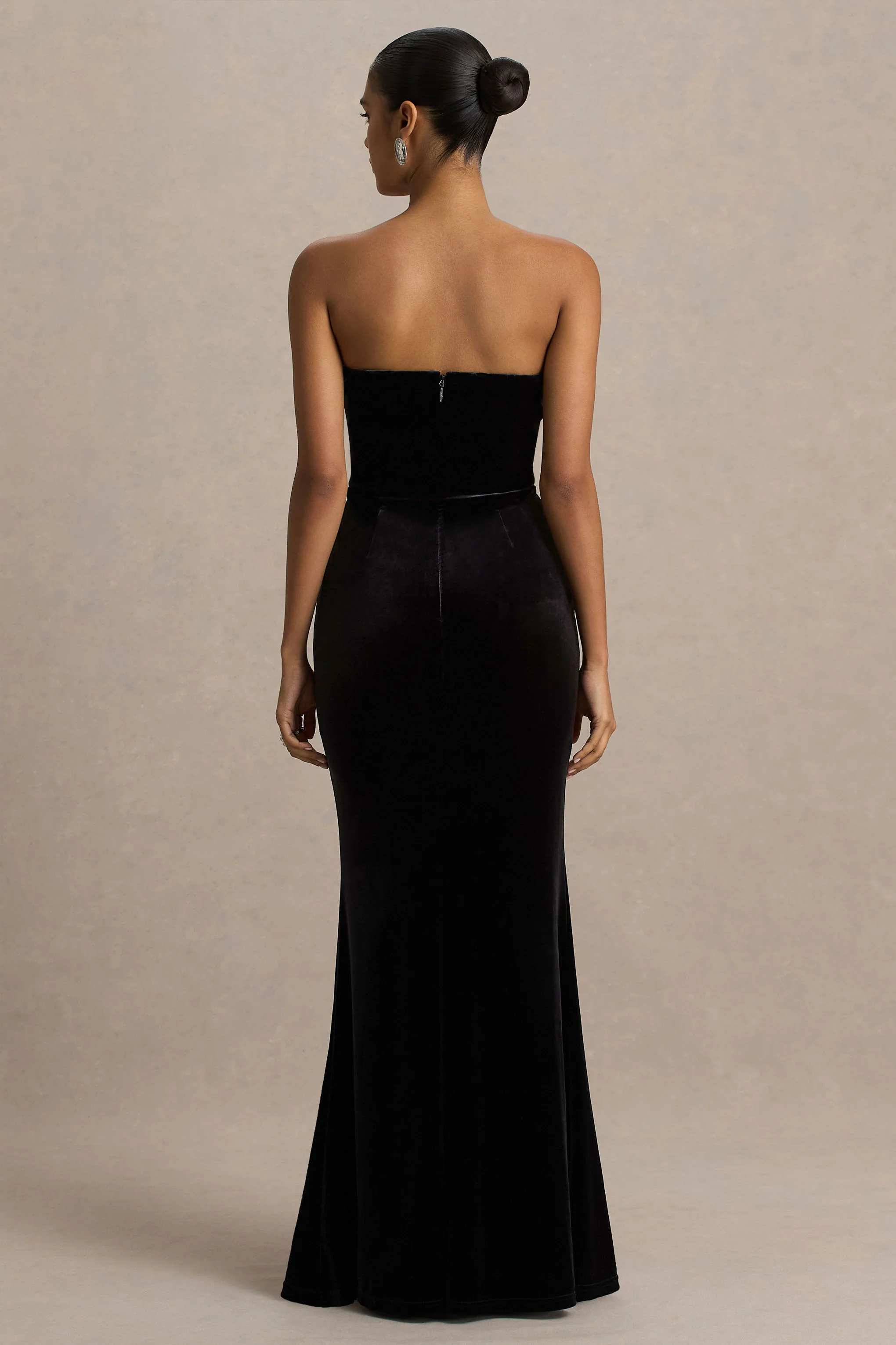 Yolanda | Robe longue noire en velours à décolleté en cœur - Image 2