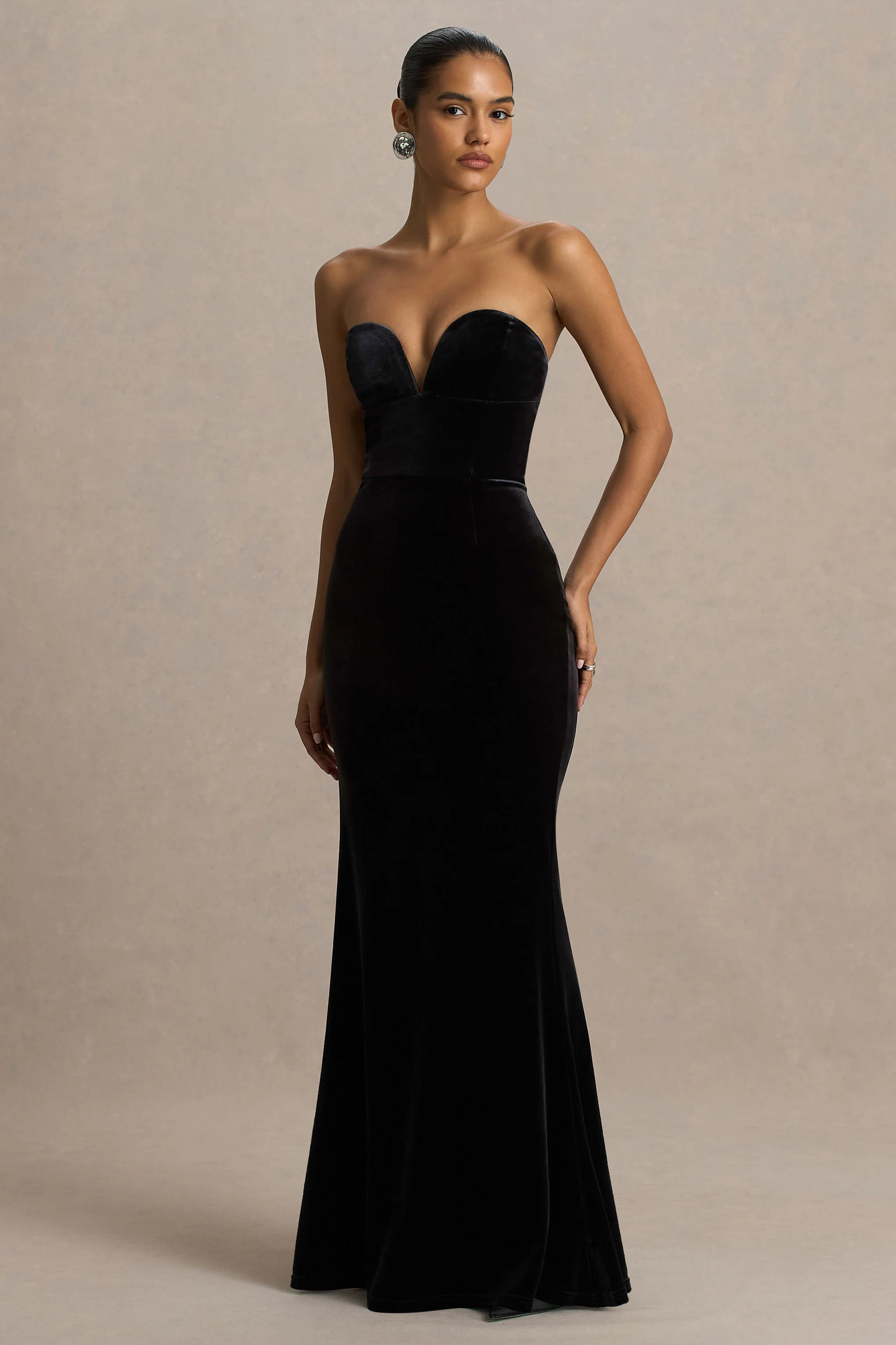 Yolanda | Robe longue noire en velours à décolleté en cœur - Image 4