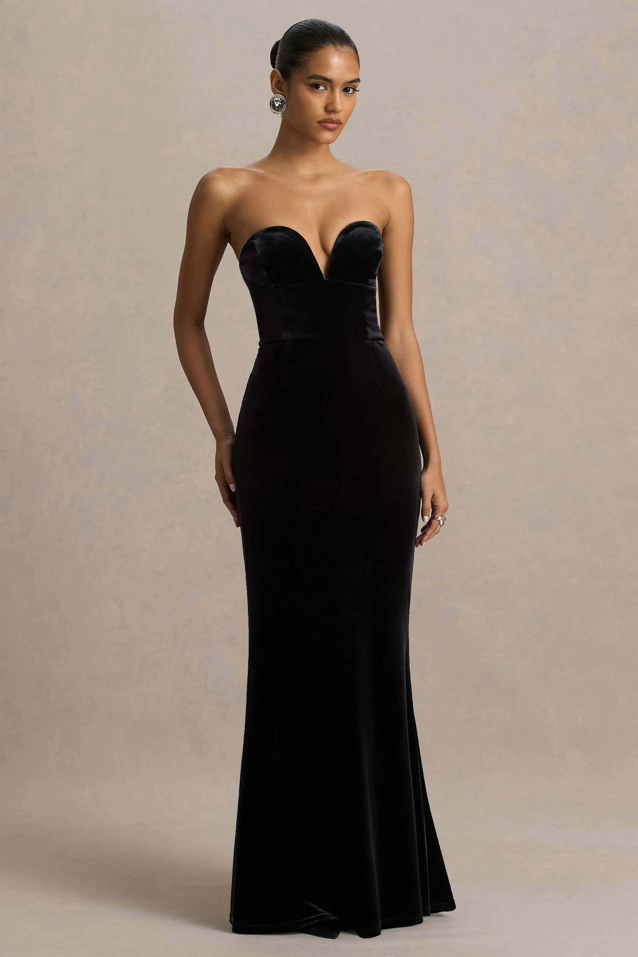 Yolanda | Robe longue noire en velours à décolleté en cœur - Image 5