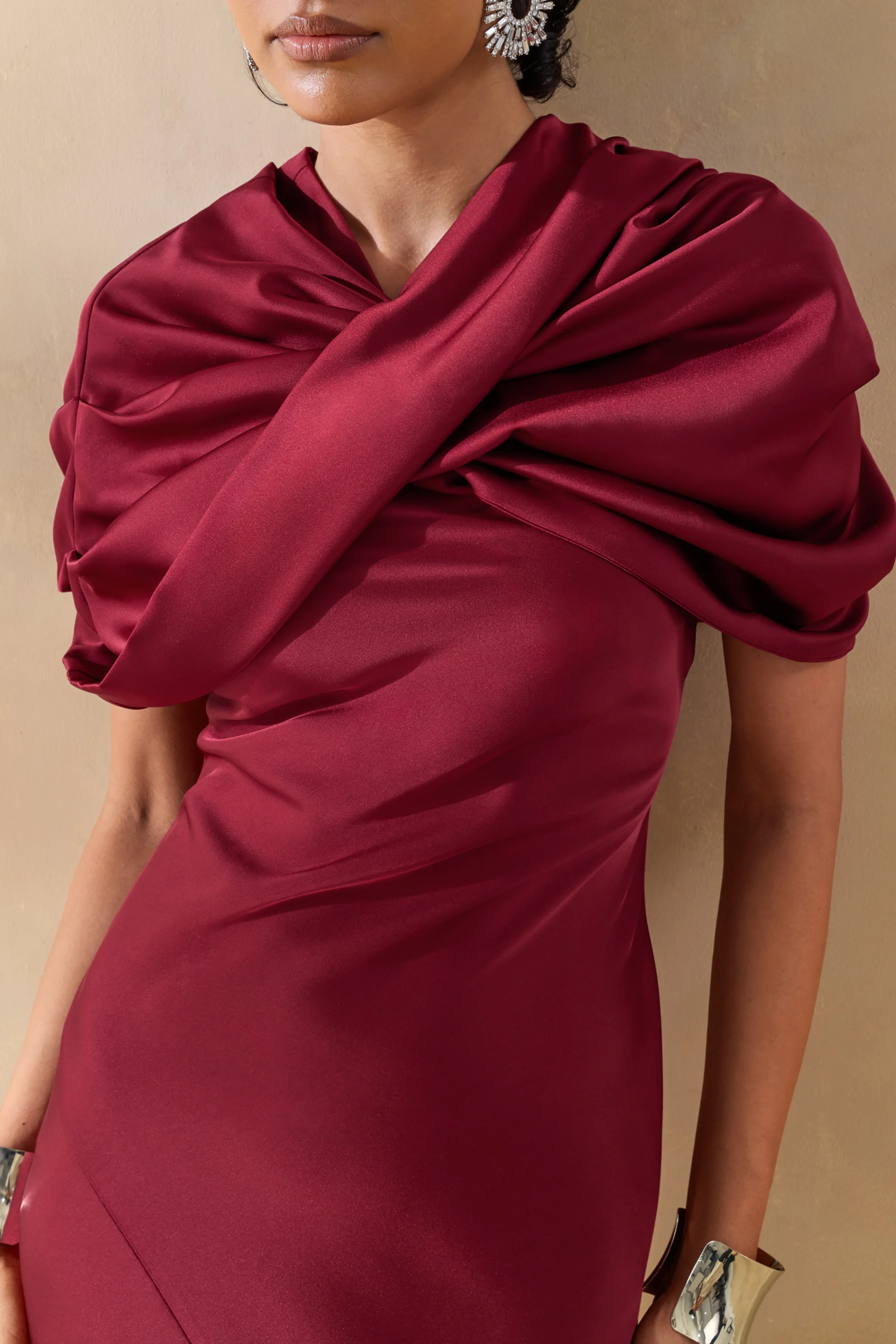 Yoli | Robe Longue en Satin Bordeaux avec Cape Torsadée - Image 3