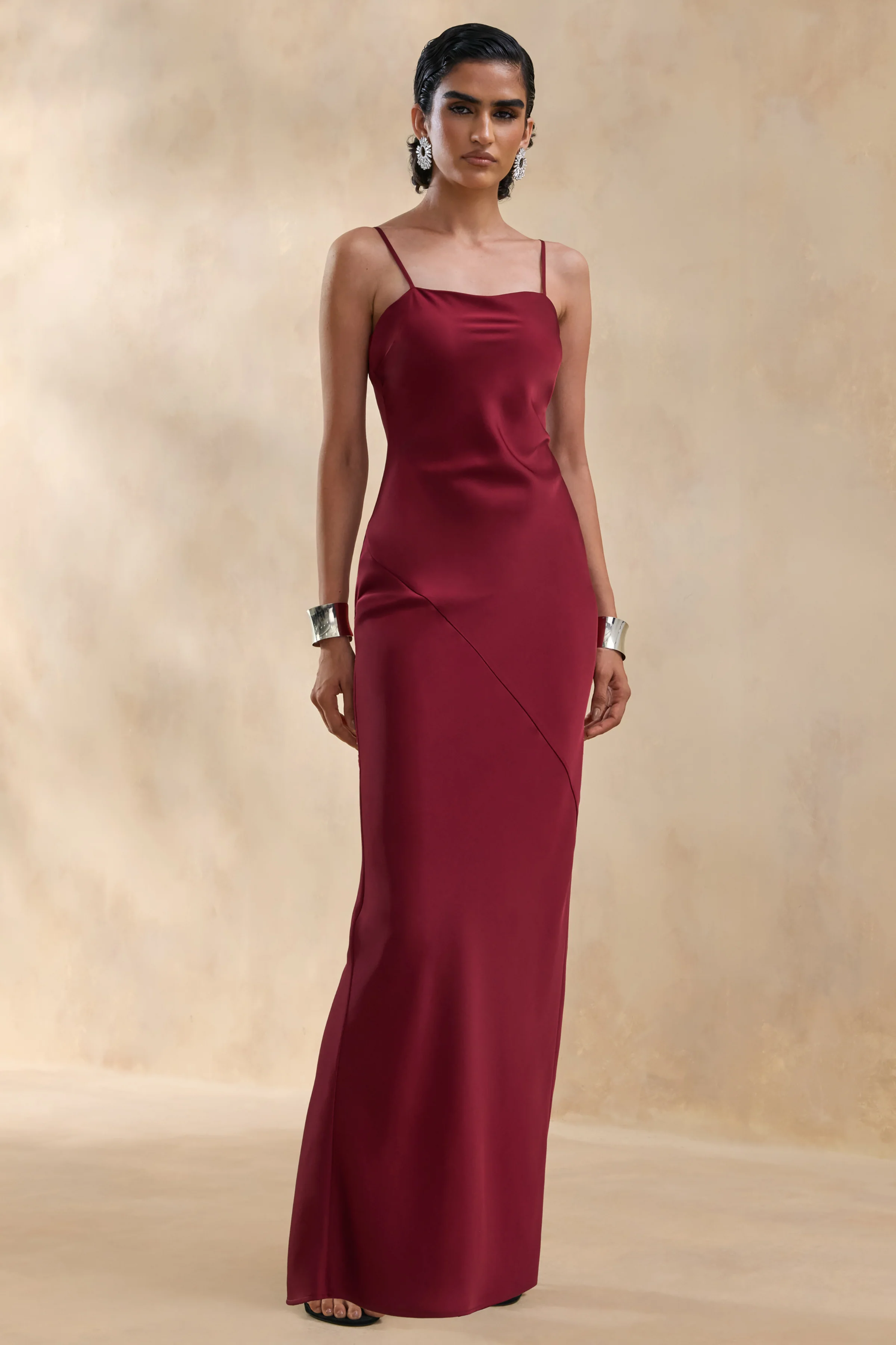 Yoli | Robe Longue en Satin Bordeaux avec Cape Torsadée - Image 4
