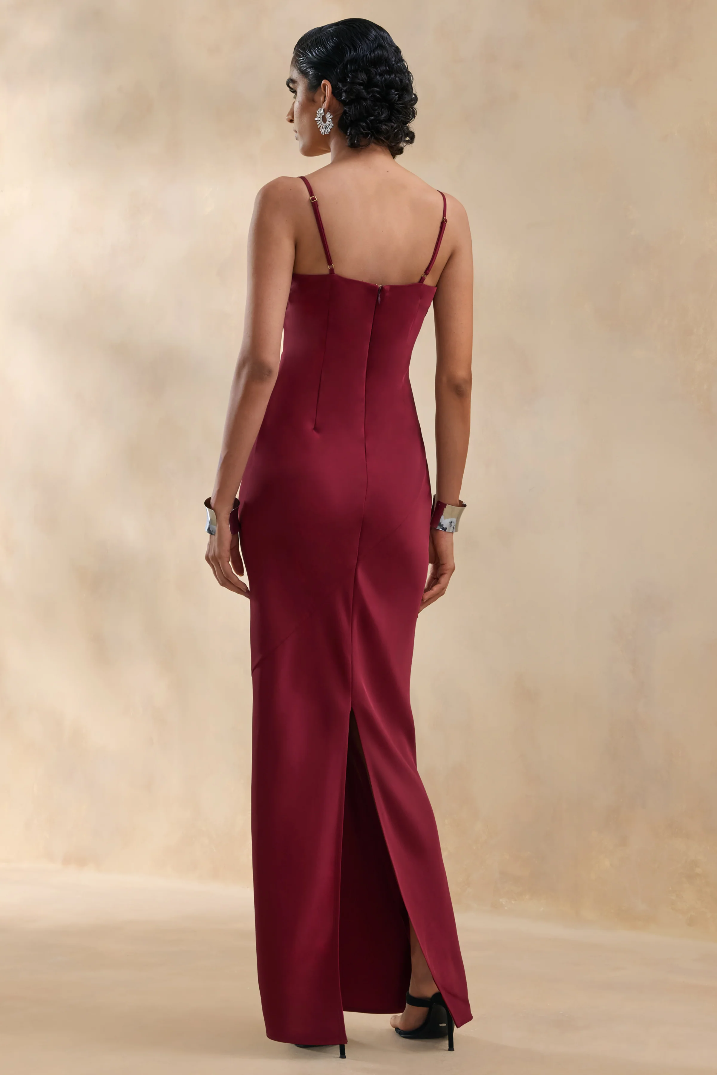 Yoli | Robe Longue en Satin Bordeaux avec Cape Torsadée - Image 5
