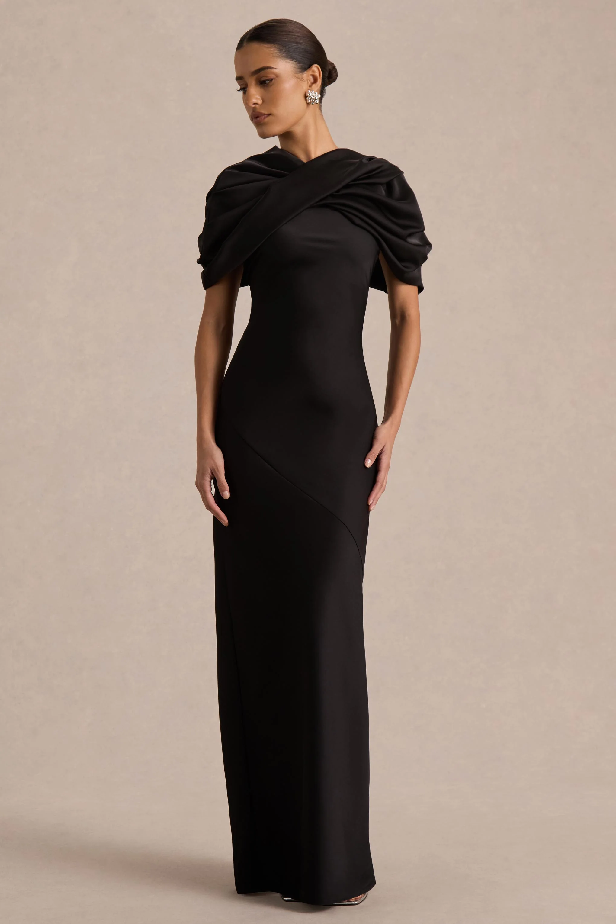 Yoli | Robe longue en satin noir avec cape torsadée amovible