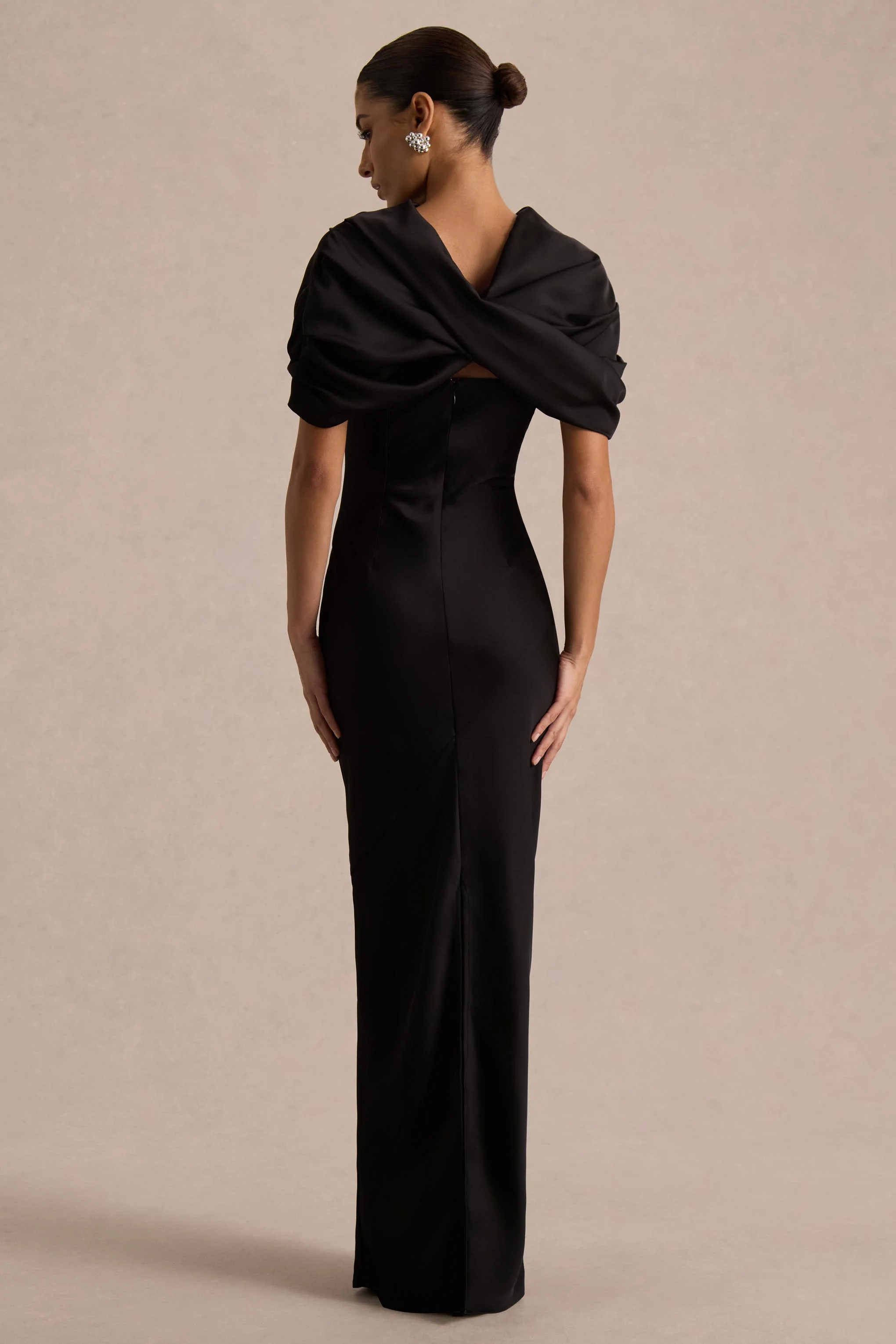 Yoli | Robe longue en satin noir avec cape torsadée amovible - Image 2