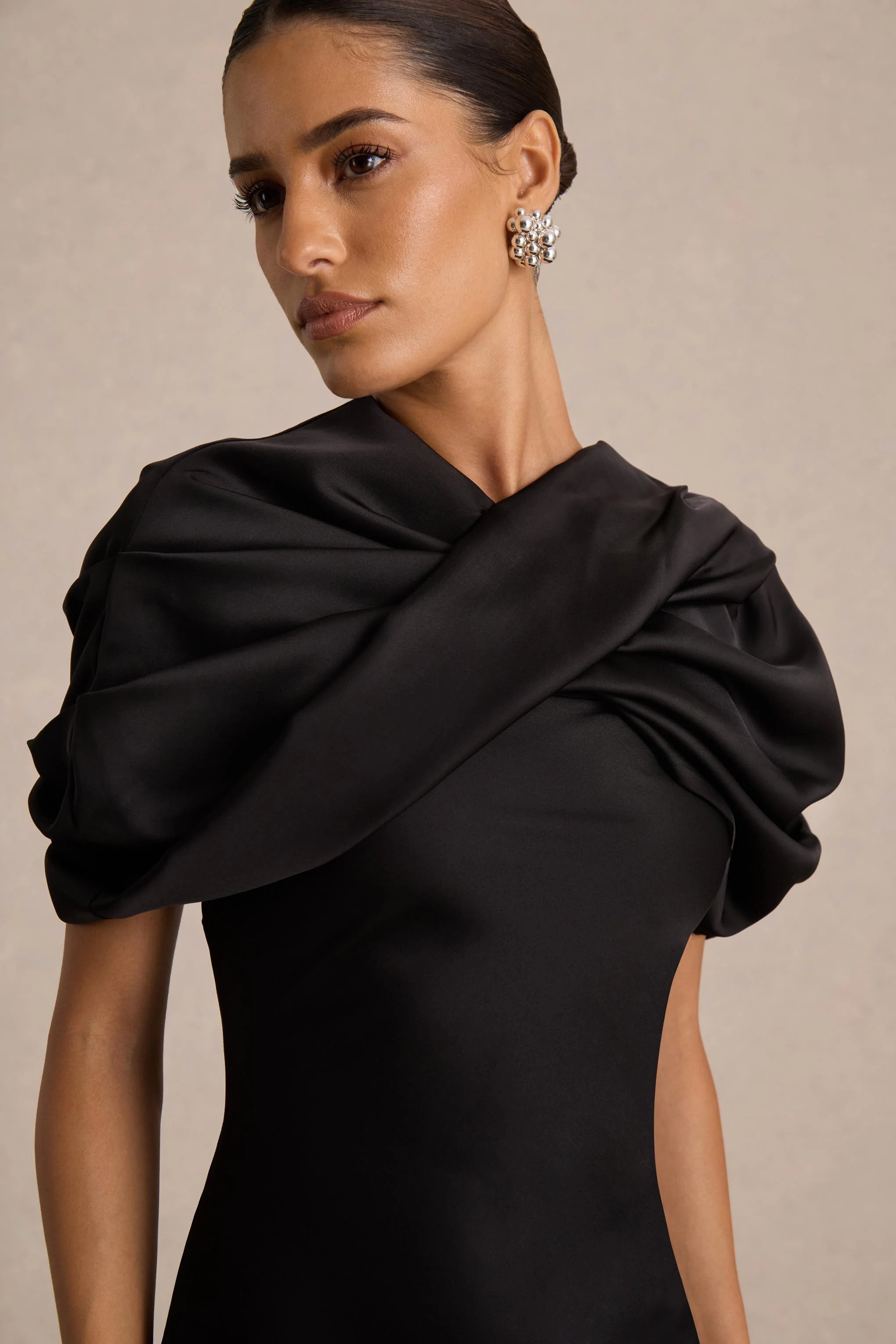 Yoli | Robe longue en satin noir avec cape torsadée amovible - Image 3