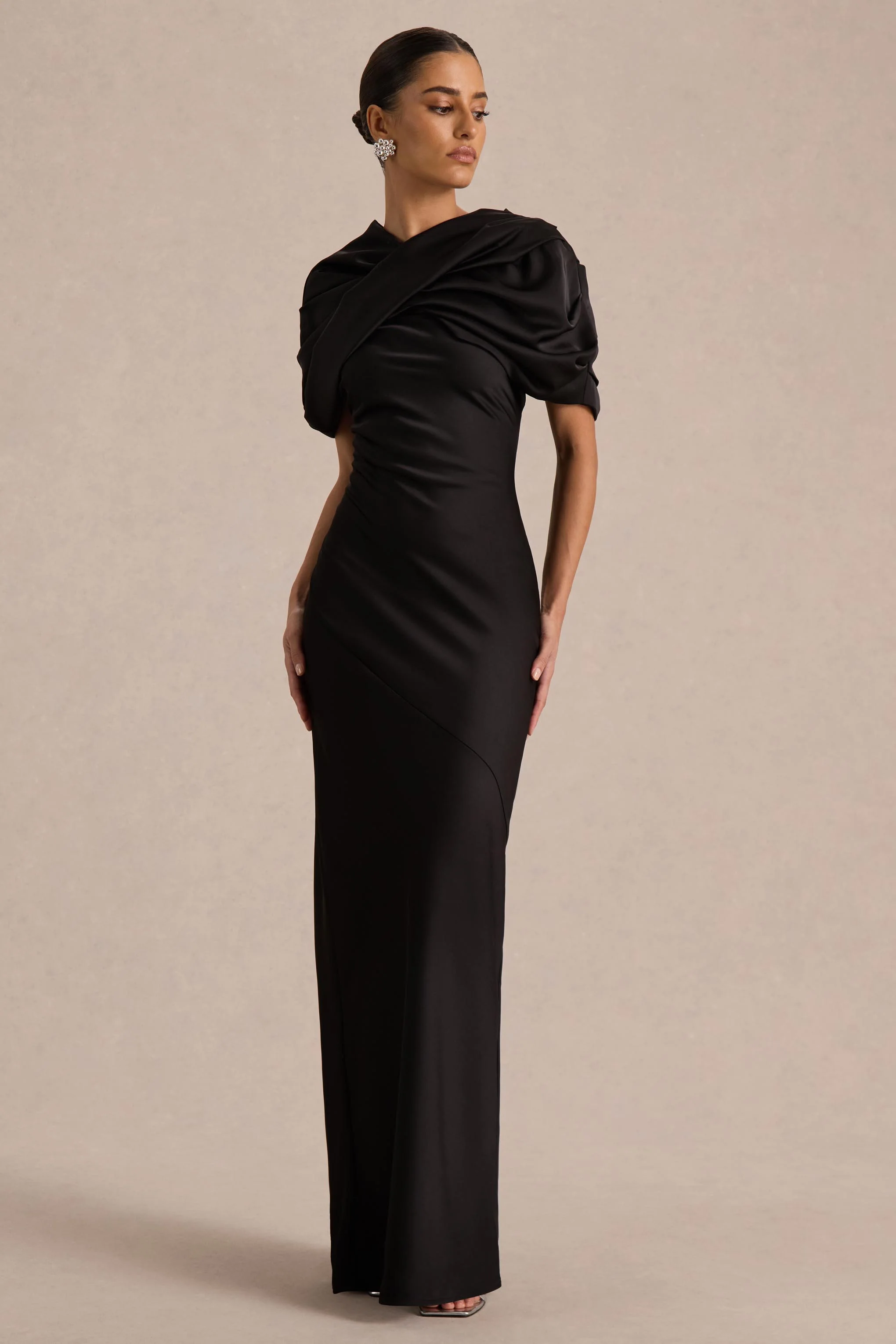 Yoli | Robe longue en satin noir avec cape torsadée amovible - Image 4