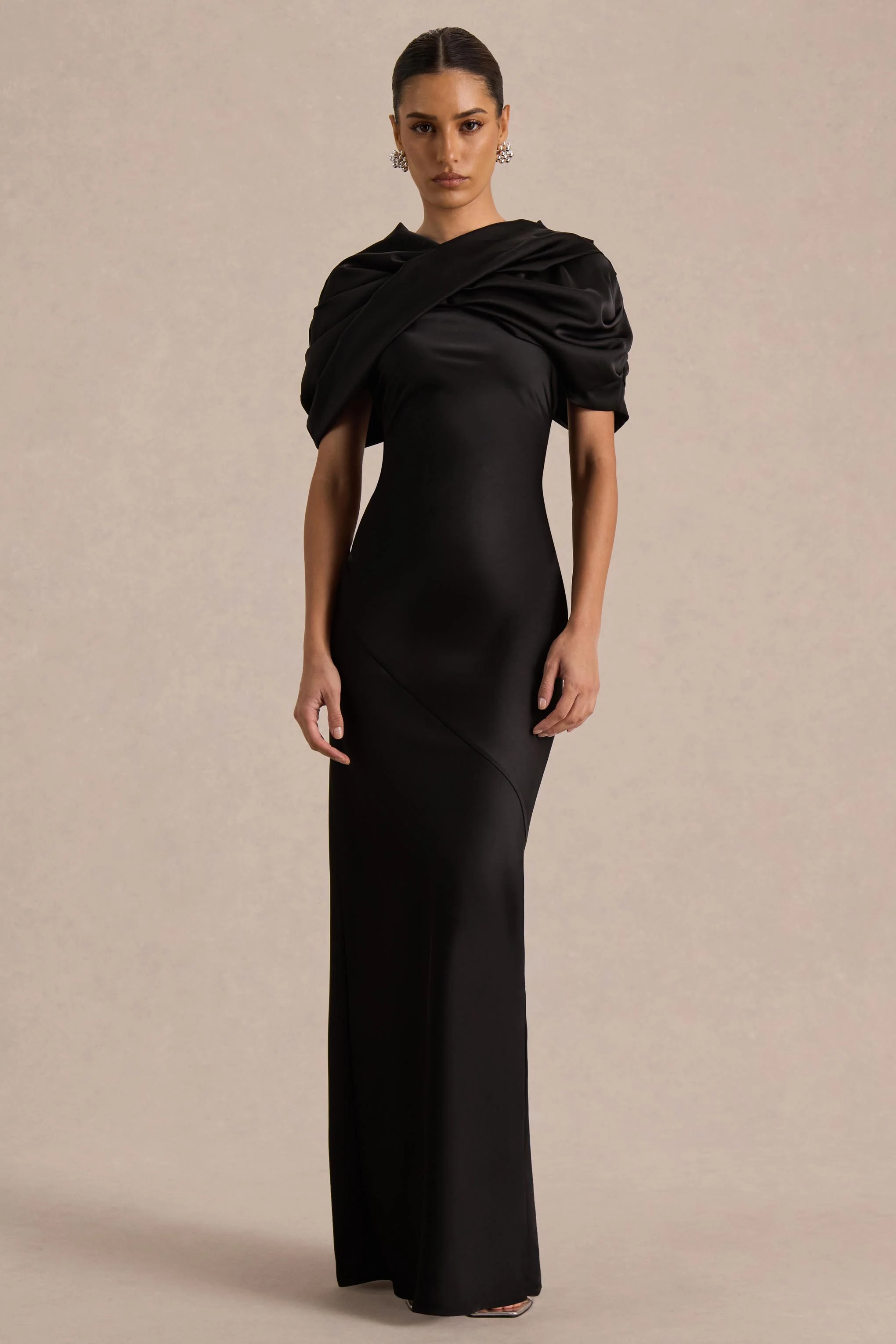 Yoli | Robe longue en satin noir avec cape torsadée amovible - Image 5