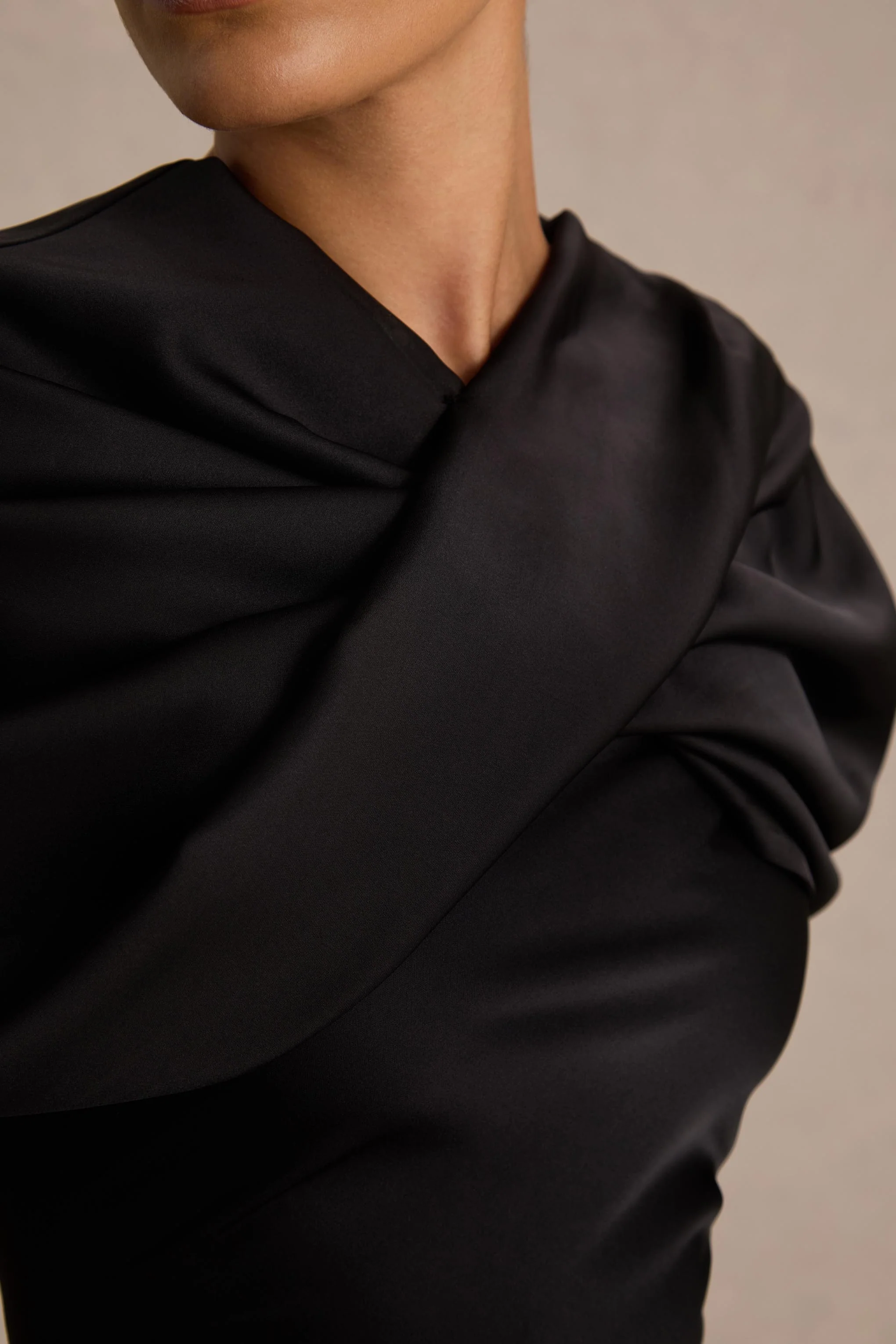 Yoli | Robe longue en satin noir avec cape torsadée amovible - Image 6