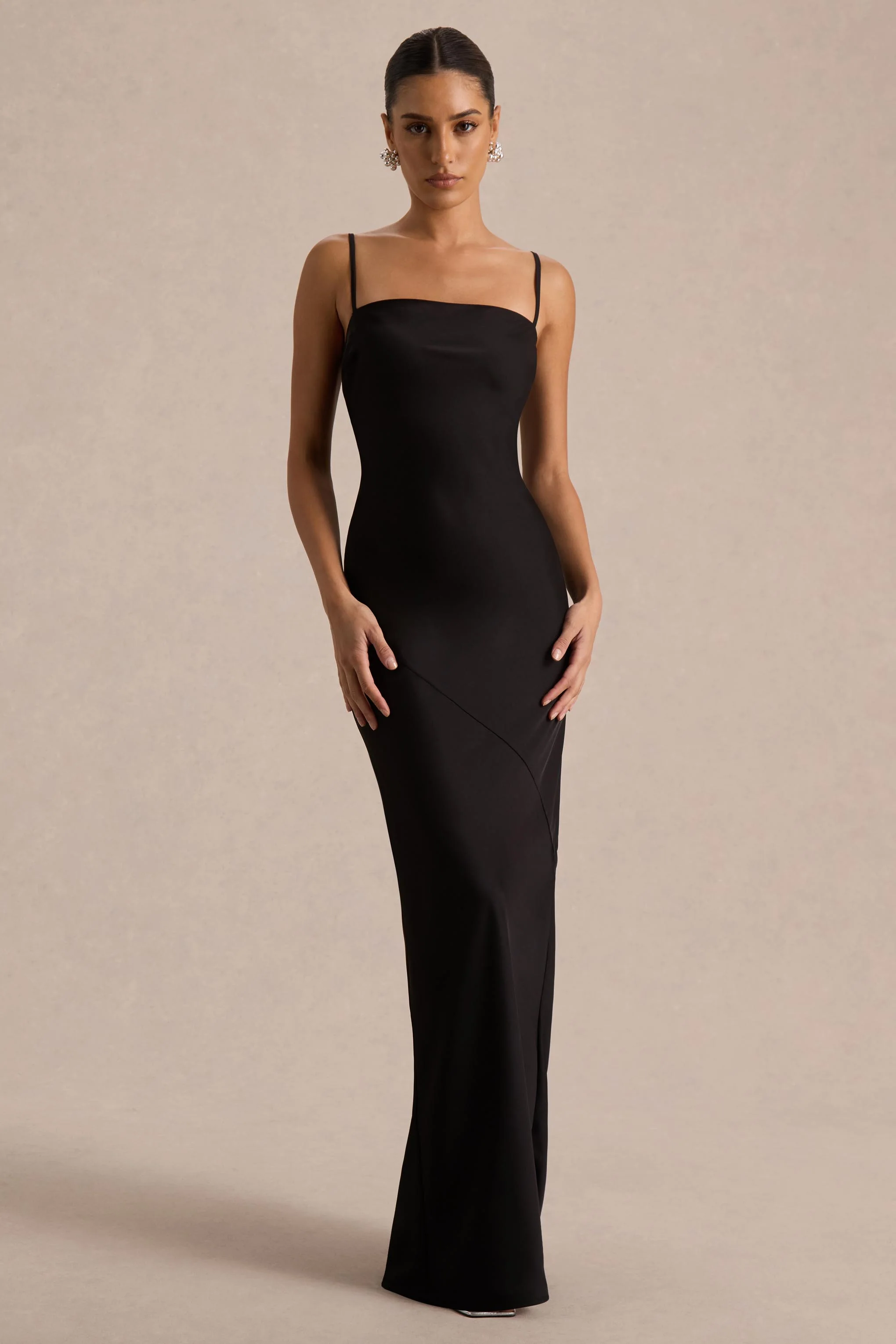 Yoli | Robe longue en satin noir avec cape torsadée amovible - Image 7