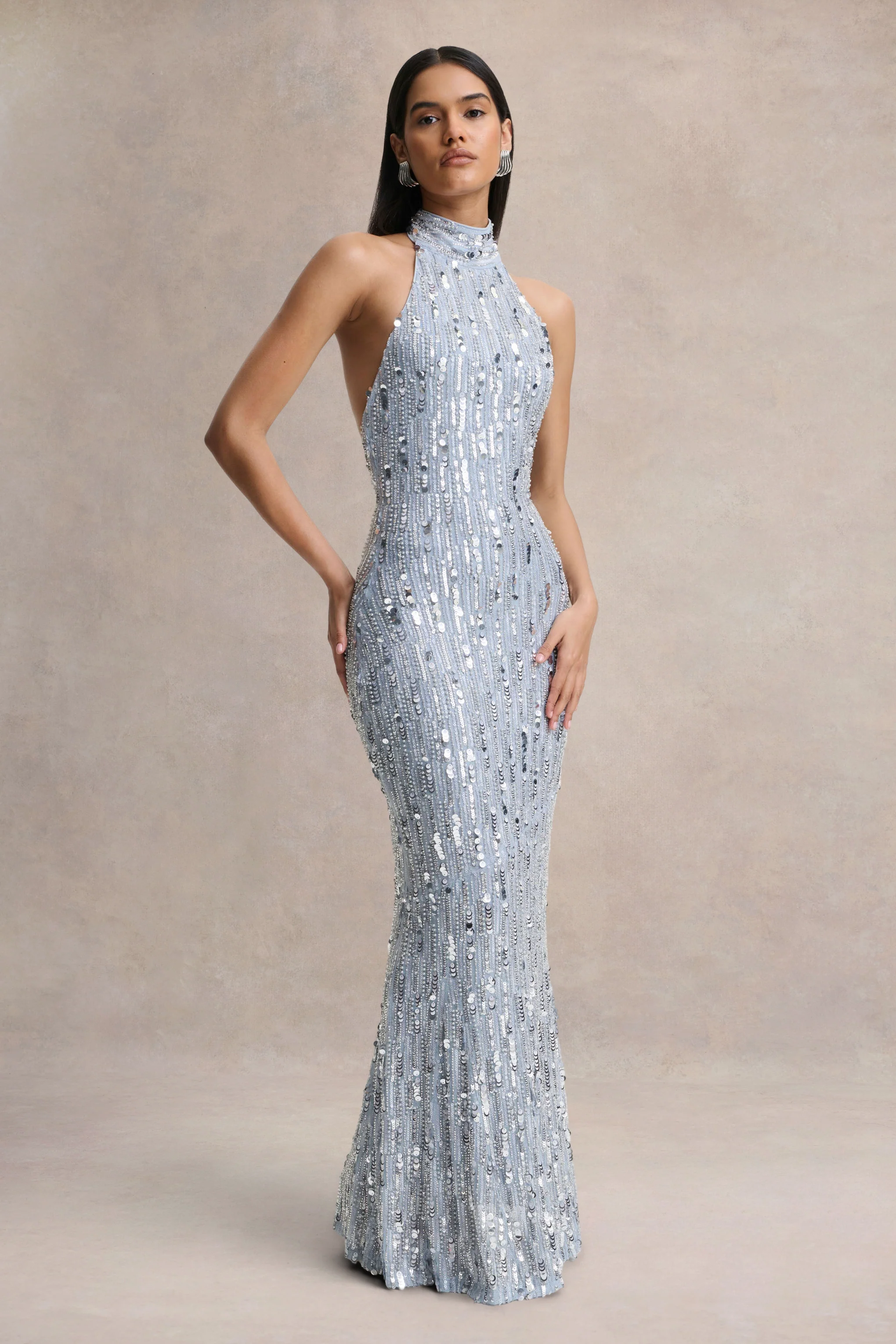 Zaira | Robe longue en sequins argentée à col montant et dos nu - Image 5