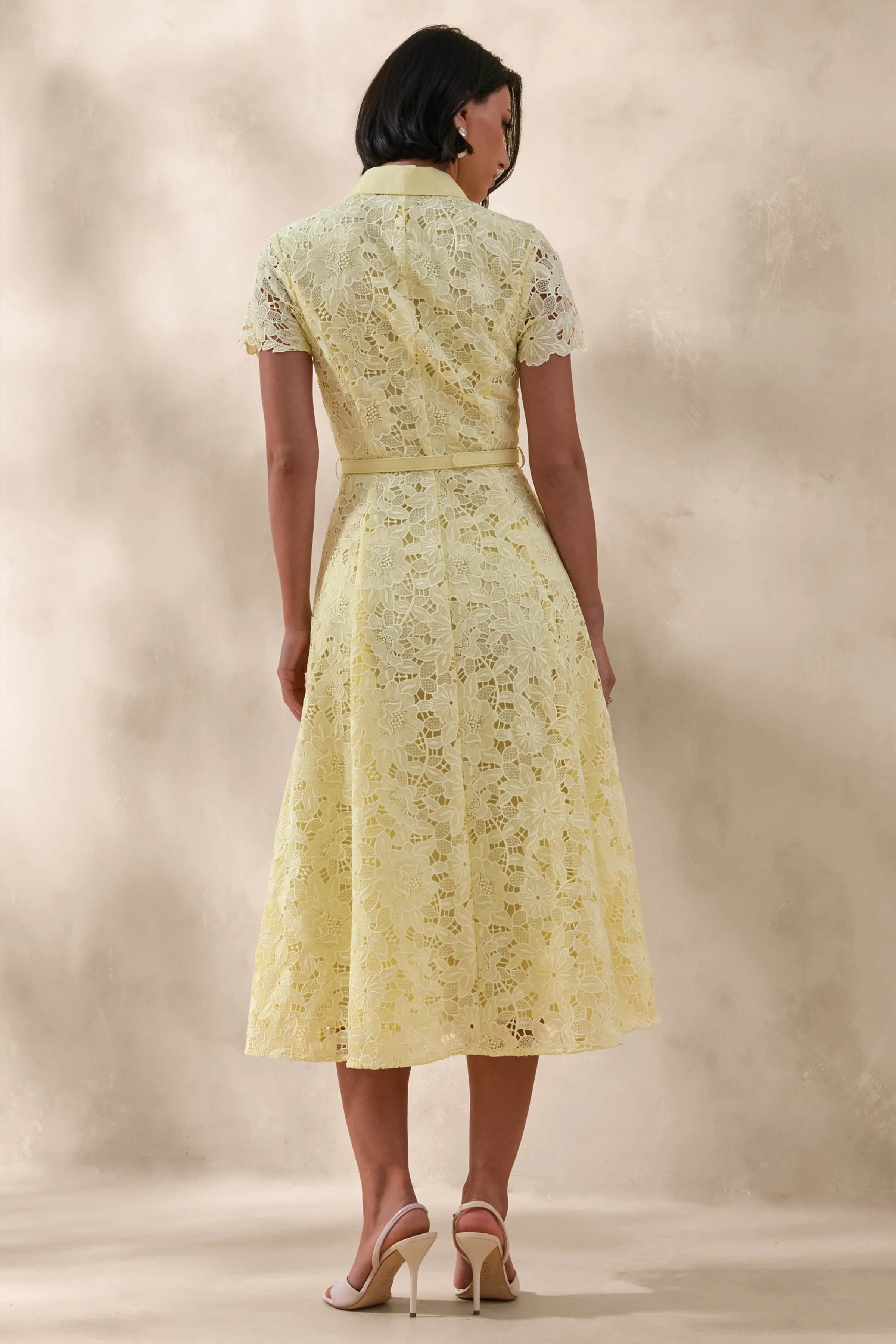 Zalie | Robe mi-longue jaune en dentelle à col montant avec ceinture - Image 2