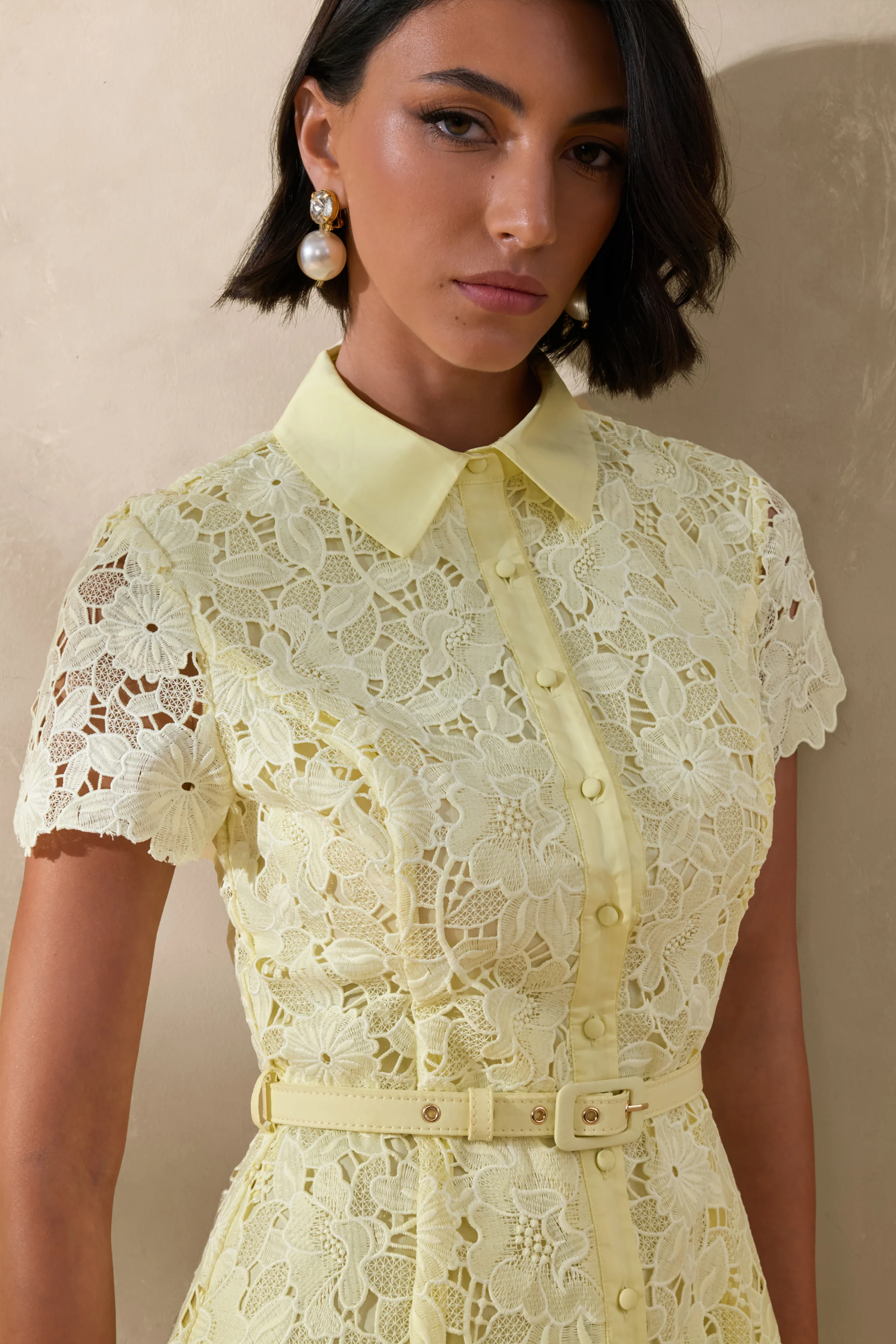 Zalie | Robe mi-longue jaune en dentelle à col montant avec ceinture - Image 3