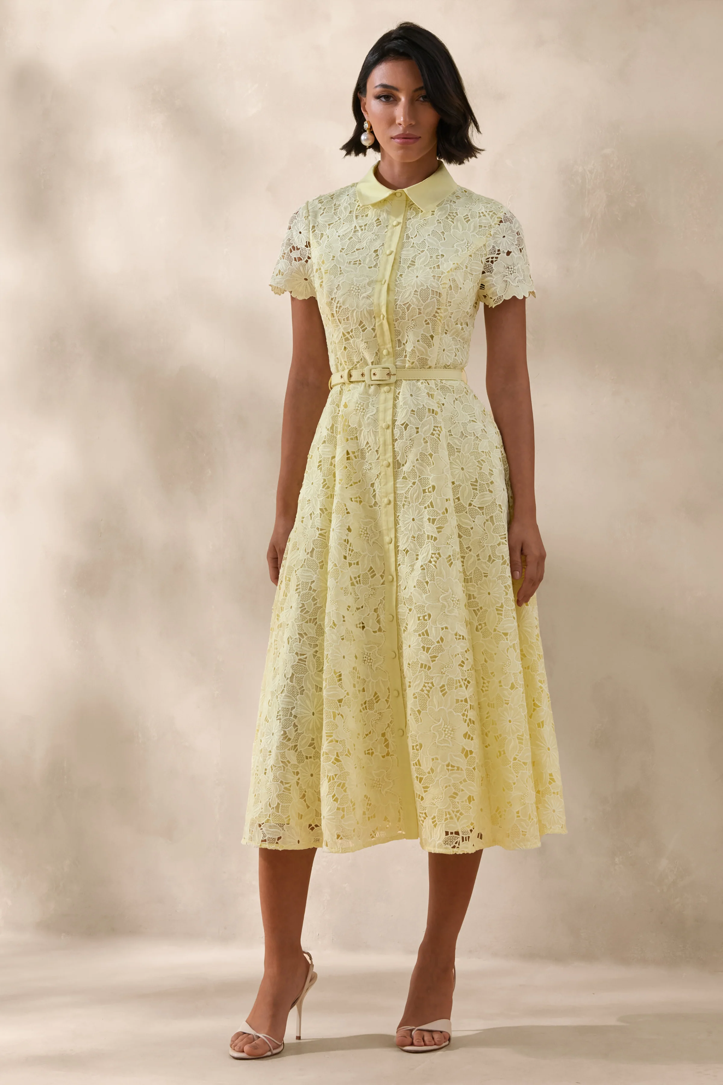 Zalie | Robe mi-longue jaune en dentelle à col montant avec ceinture - Image 4